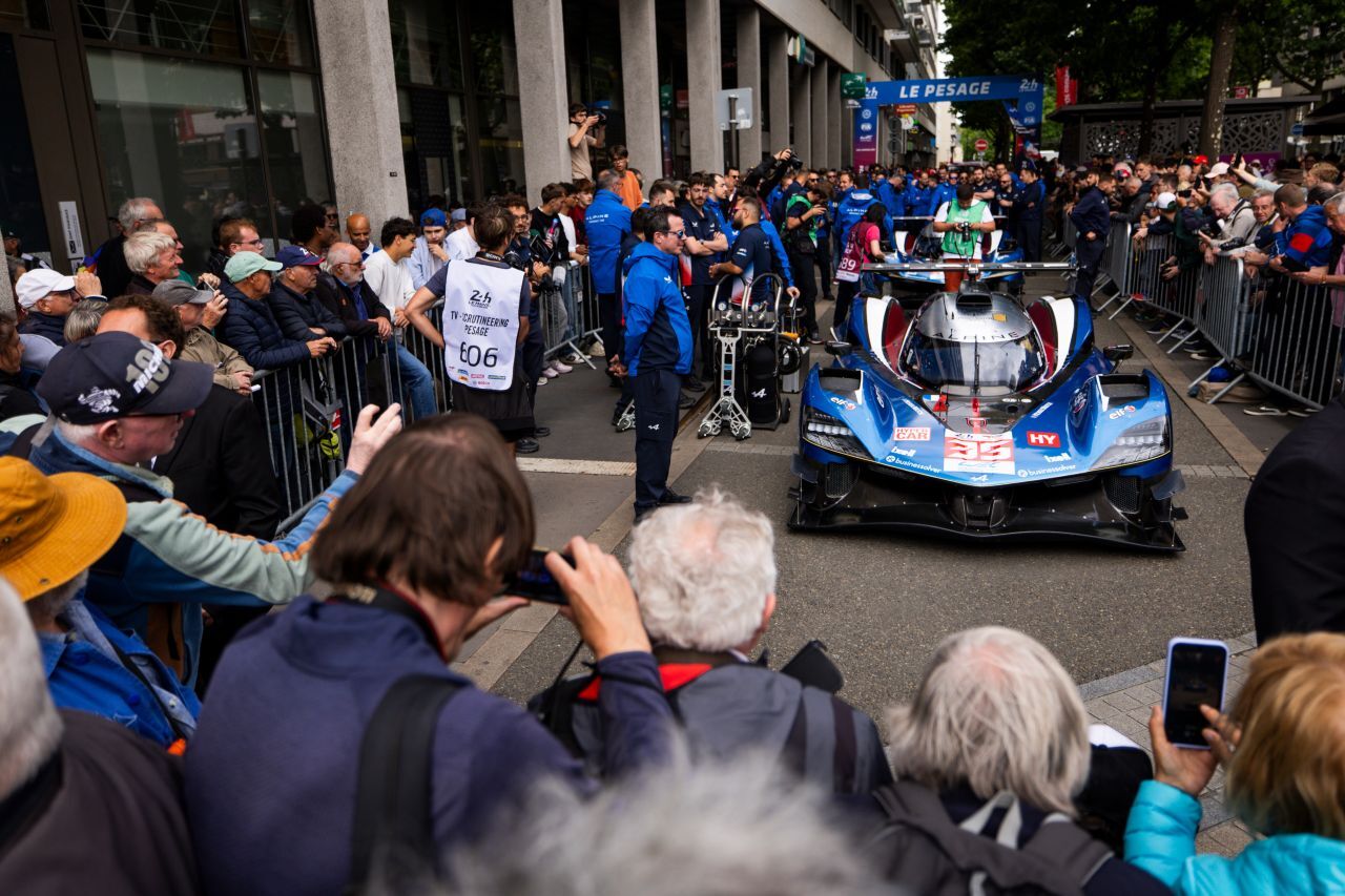 Als einer der beiden Lokalmatadore ist Alpine bei der Eröffnungs-Feier in der Altstadt von Zehntausenden Fans umringt.