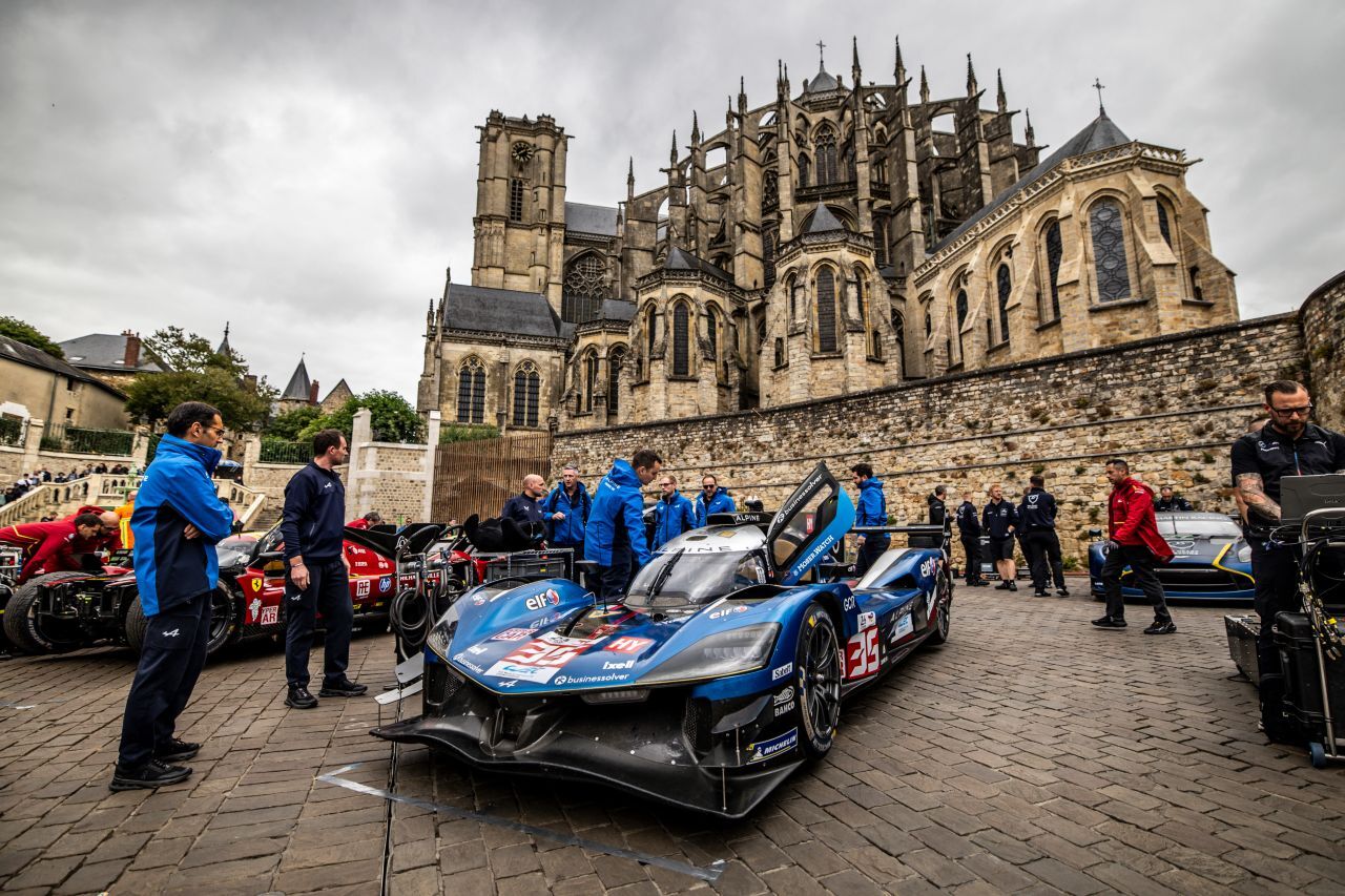 Kirchen haben für den tiefgläubigen Ferdinand eine besondere Bedeutung – auch im Wallfahrtsort Le Mans mit seiner Kathedrale.