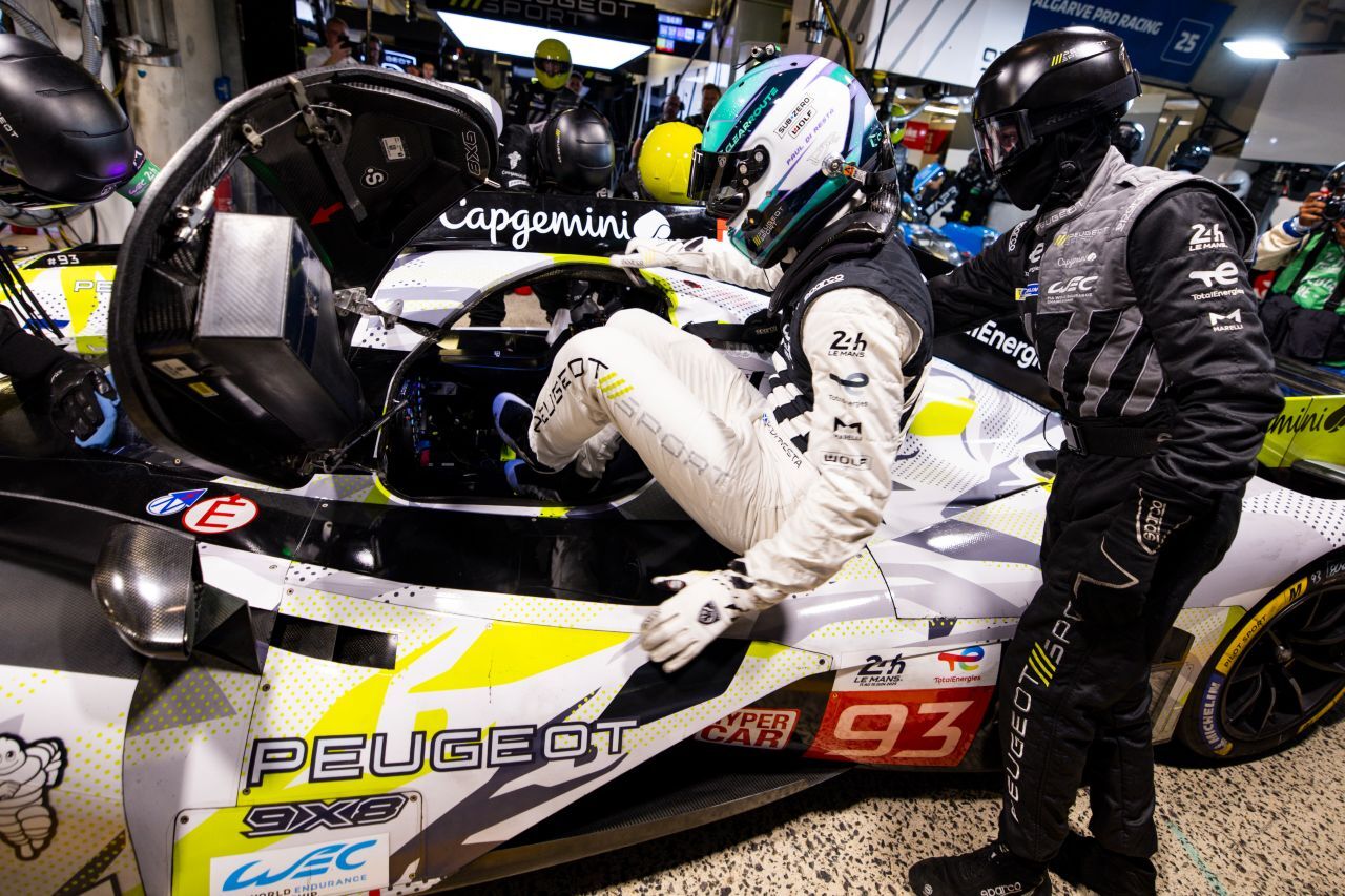 Jeder Stopp eine Maßarbeit: Das Team von Peugeot in der Box.