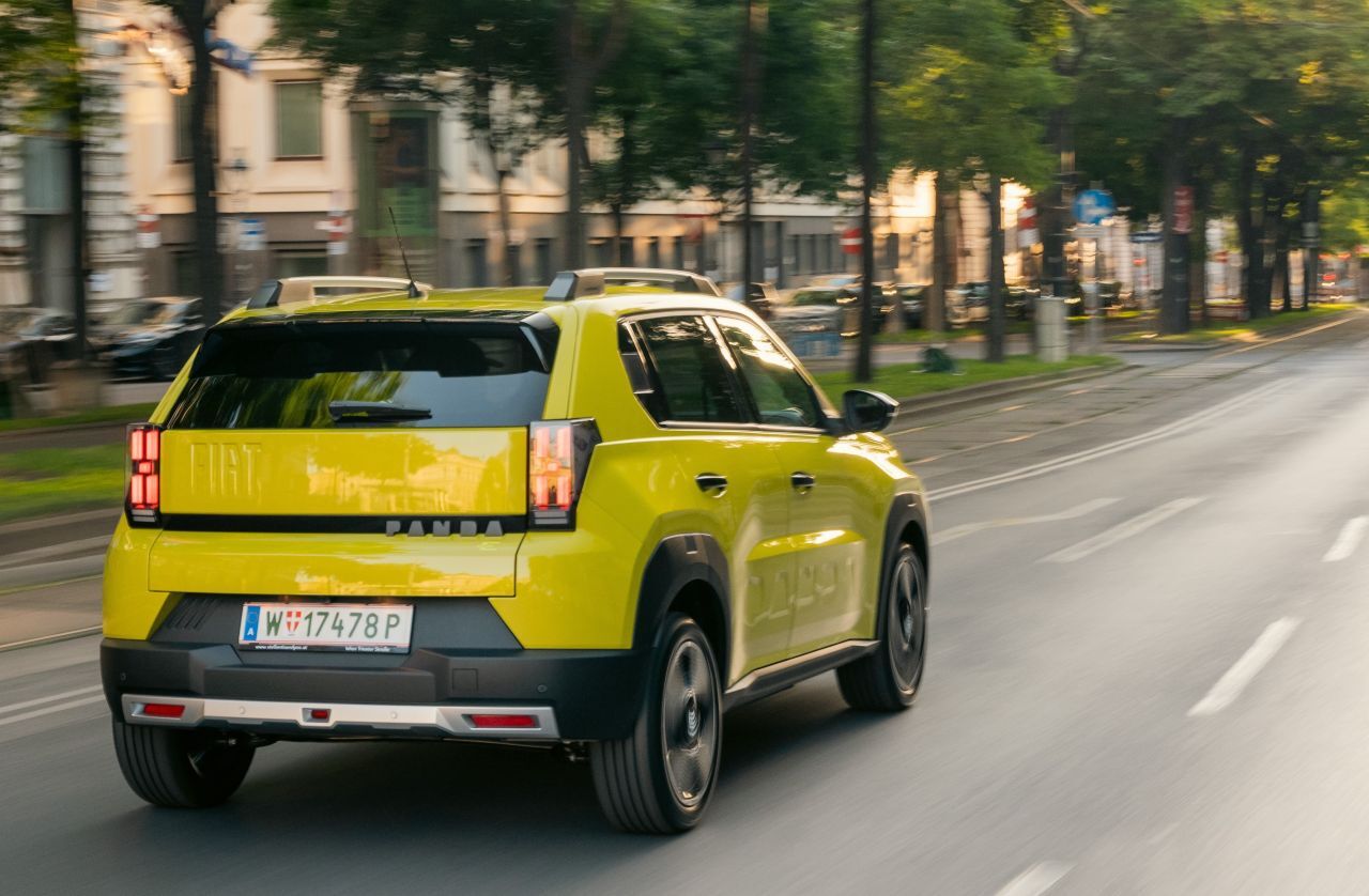 Der E-Panda startet bei 24.500 Euro (inkl. MWSt. und E-Auto-Förderung), er hat 113 PS und einer 44-kWh-Batterie für bis zu 320 Kilometer Normreichweite.