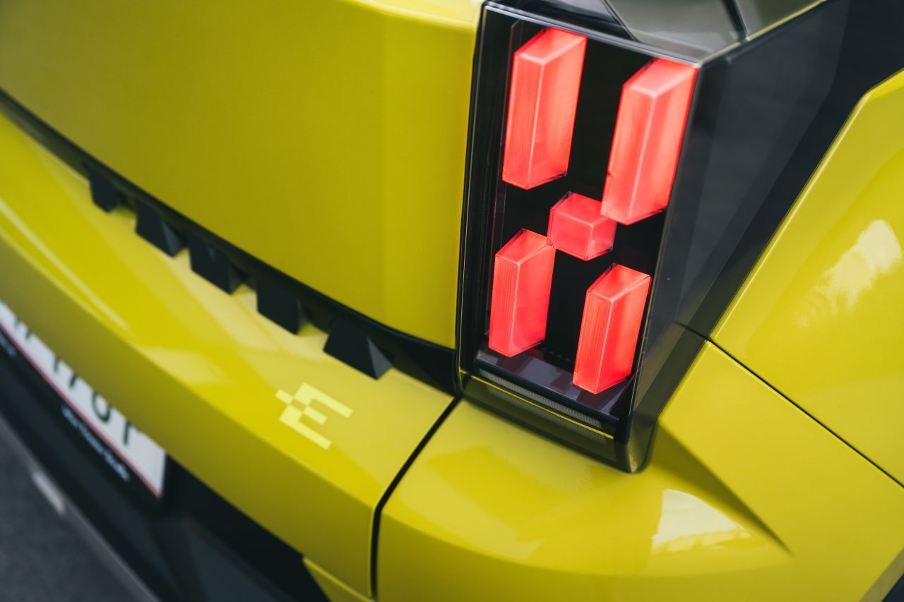 „Nostalgisch und futuristisch zugleich“ nennt Fiat das Design.