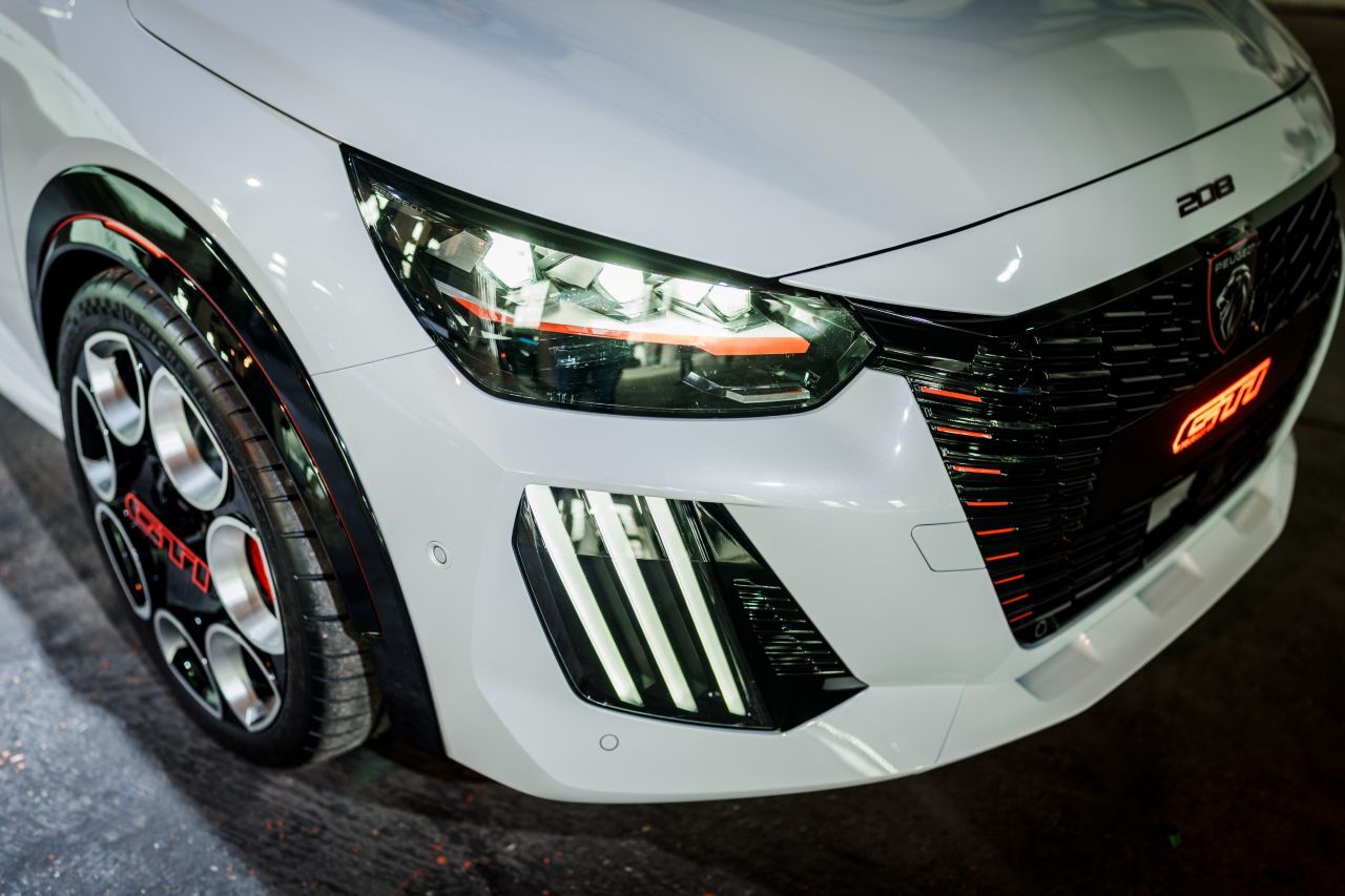 Vorn trägt der GTi einen kleinen Spoileransatz.