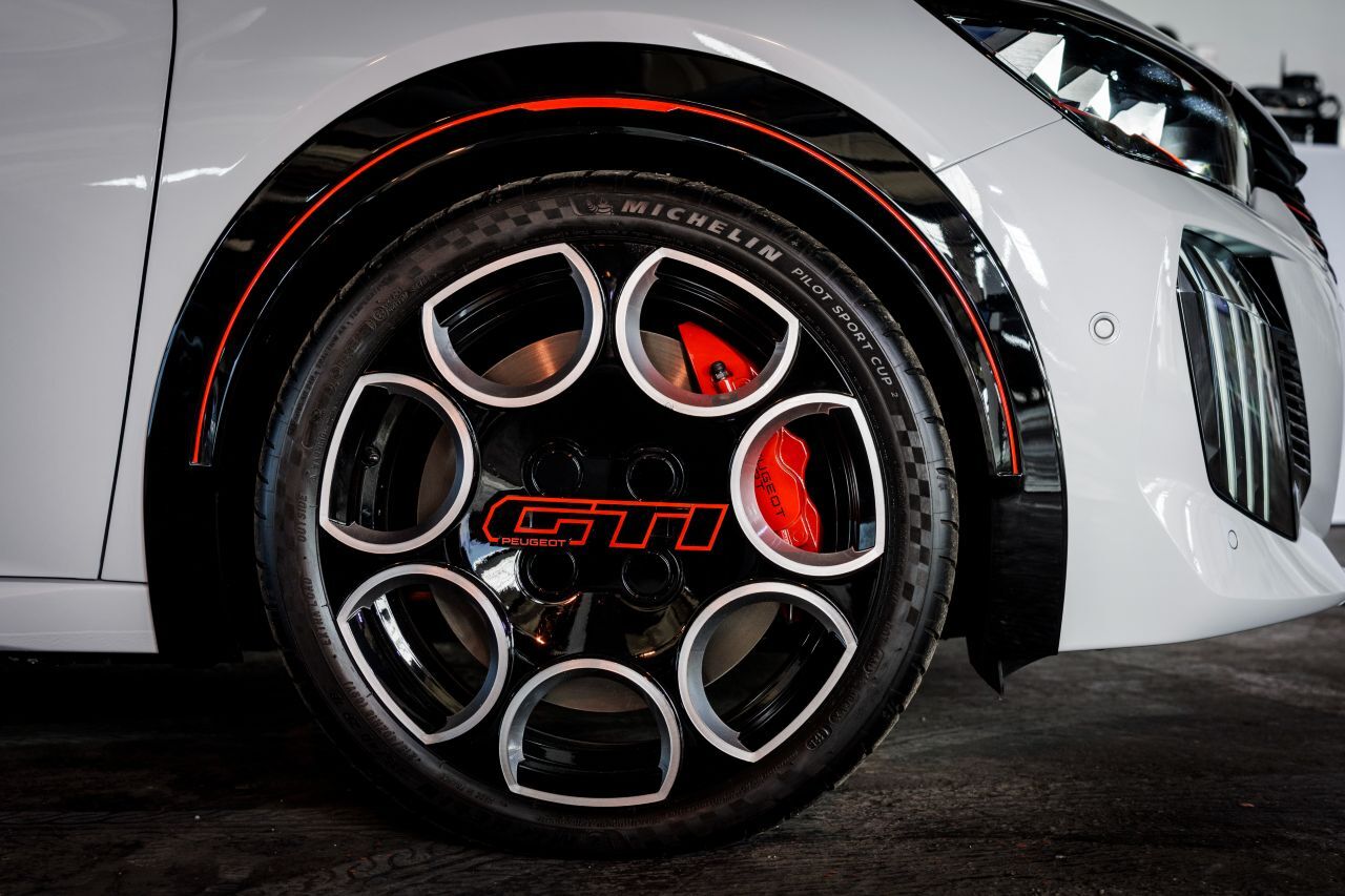 18-Zoll-Felgen, gelocht und mit GTi-Schriftzug.