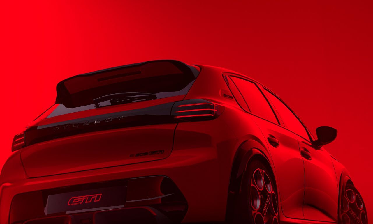 Motorprofis-Tester Johannes Ibrahim war bei der Premiere des E-208 GTi in Le Mans dabei und ist nach dem ersten Kontakt optimistisch: „Peugeot investiert beim E-208 GTi in Substanz: Antrieb, Fahrwerk, Bremsanlage, Thermomanagement.