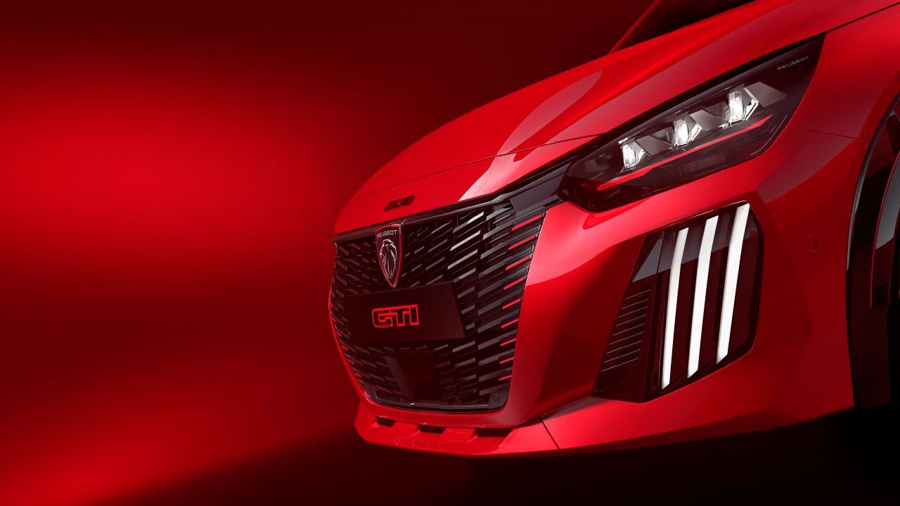 Vorn trägt der GTi einen kleinen Spoileransatz.