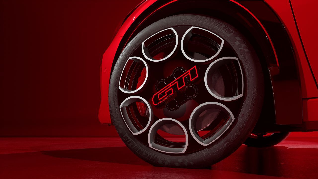 18-Zoll-Felgen, gelocht und mit GTi-Schriftzug.