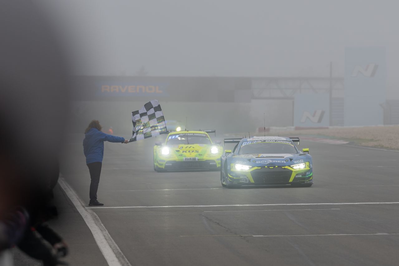 Klassisch: Während an einem Juni-Sonntag in ganz Europa die Sonne scheint, fährt der Nürburgring-Sieger nach 24 Stunden ins Ziel – bei Nebel.