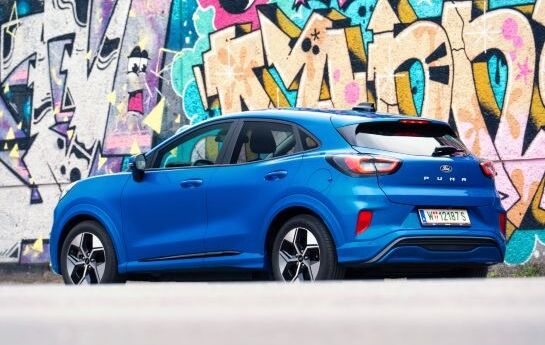 Auch mit Elektromotor ist der Ford Puma sportlicher unterwegs als fast alle anderen Fahrzeuge dieser Größe. - Flotte Jenny