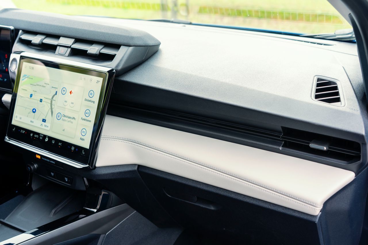 12-Zoll-Touchscreen im Zentrum, gepolsterte Elemente am Armaturenbrett.