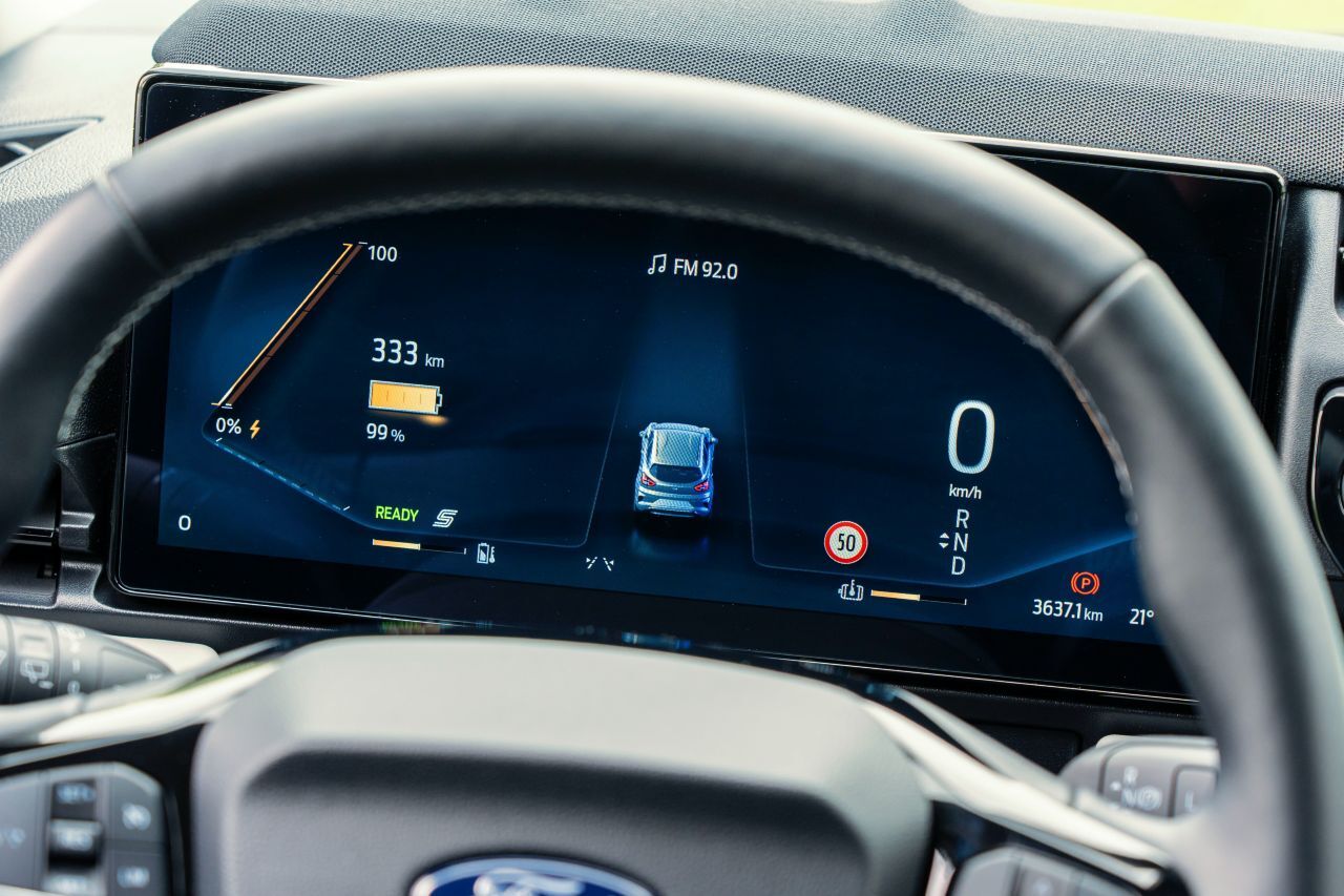 Abgeflachtes Lenkrad, freistehendes 12,8-Zoll-Fahrerdisplay.