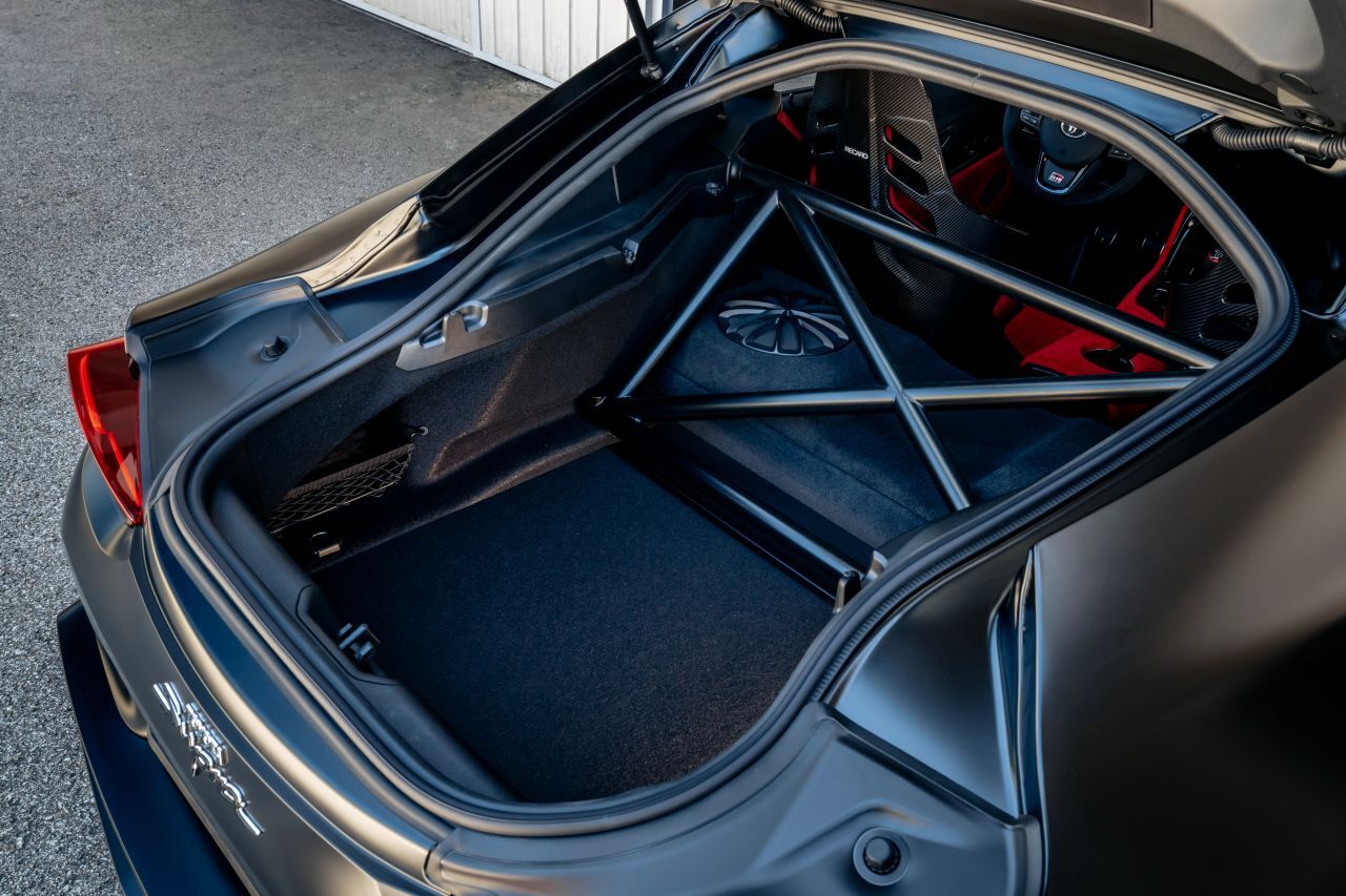 Toyota hat dem Supra die Maximal-Version einer Domstrebe verpasst – vorne und hinten.