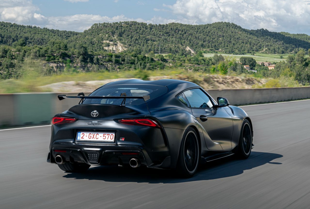 Toyota hat den Supra aufgemacht. Nicht das Dach, wäre auch schade um die Double-Bubble – sondern nachgetuned, was ging.