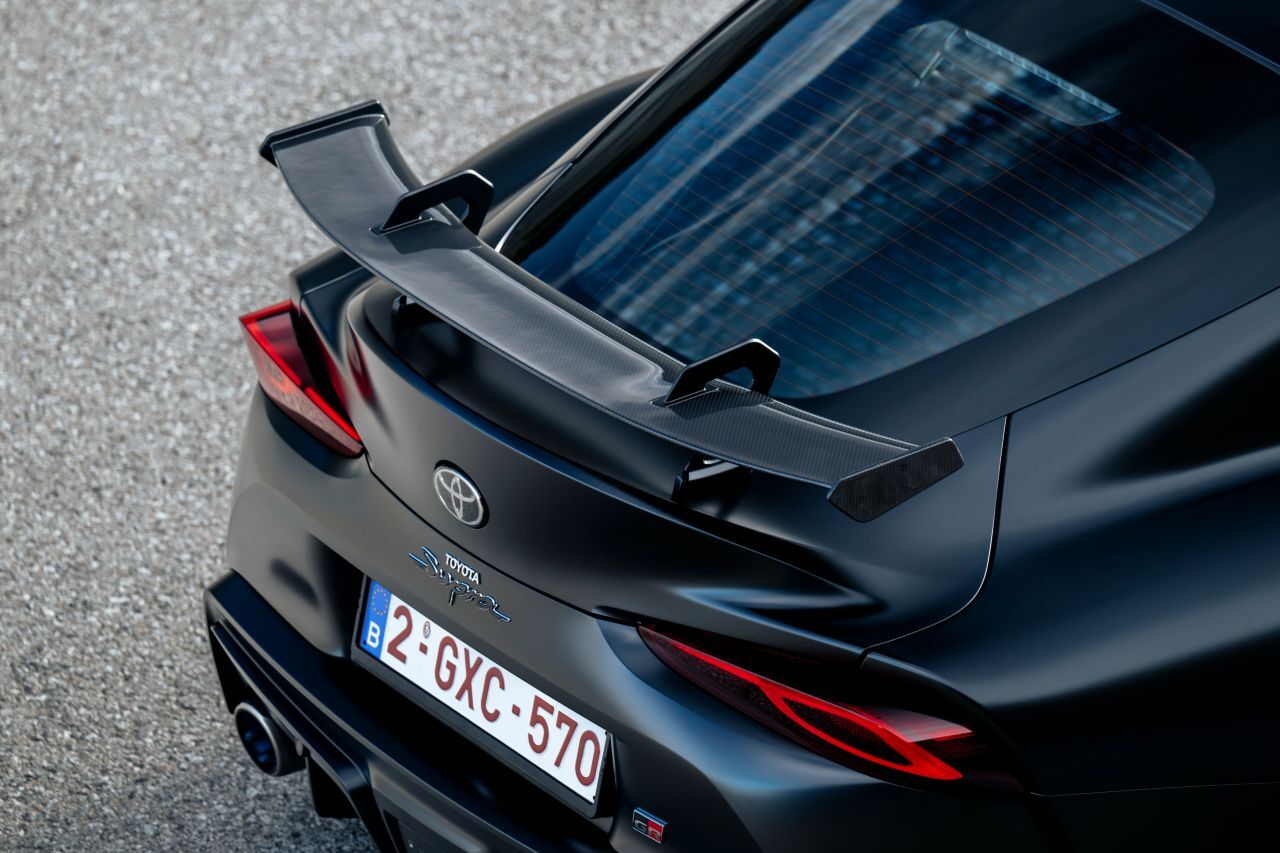 Heckflügel für beträchtlich mehr Downforce.