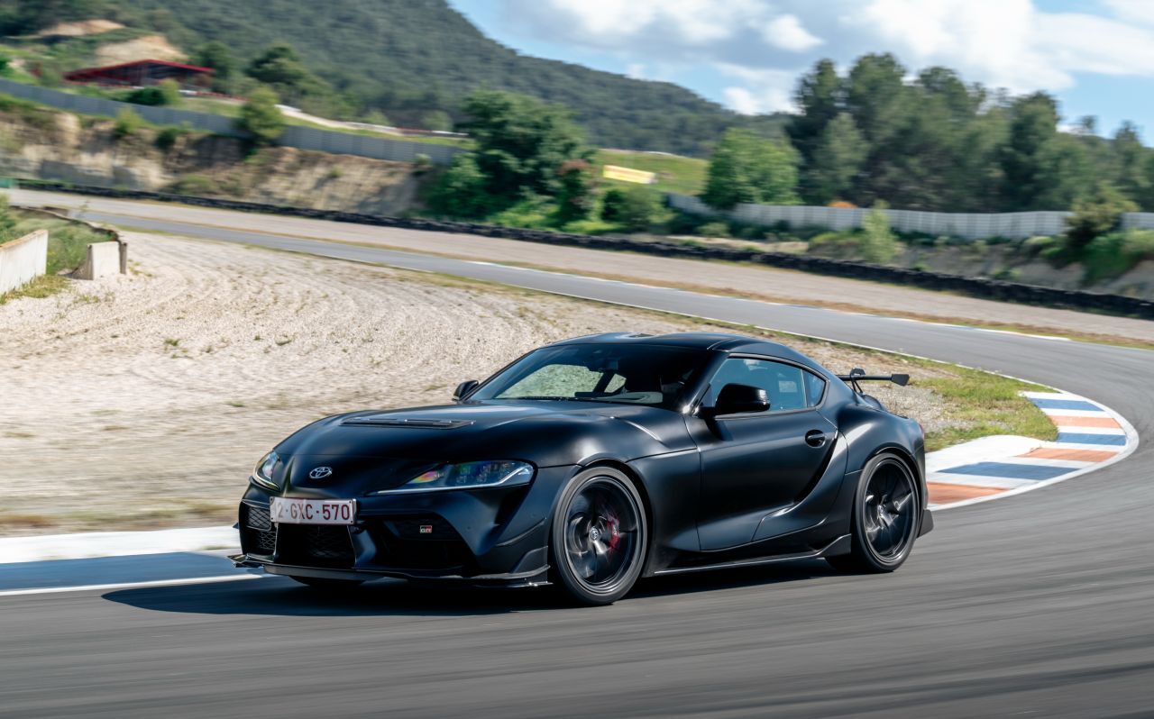 Perfekt für die Rundstrecke – oder den Weg dorthin: Der Supra Final Edition ist ein Auto wie aus einem Guss, hart, steif, laut und doch genau richtig.