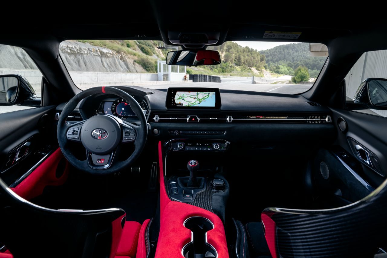 Cockpit-Teilung: Toyota setzt das rot-schwarze GR-Logo in echt um – also fahrerseitig Sitz, Konsolenbespannung, Tür in rot, beim Beifahrer alles schwarz.