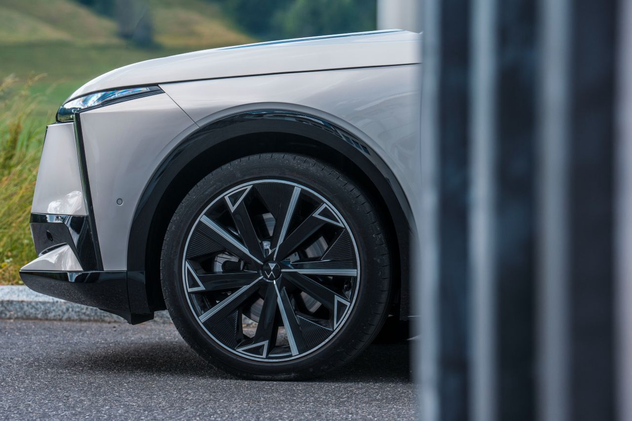 Aero-Felgen im 21-Zoll-Format und strömungsoptimiertes Spoilerwerk.