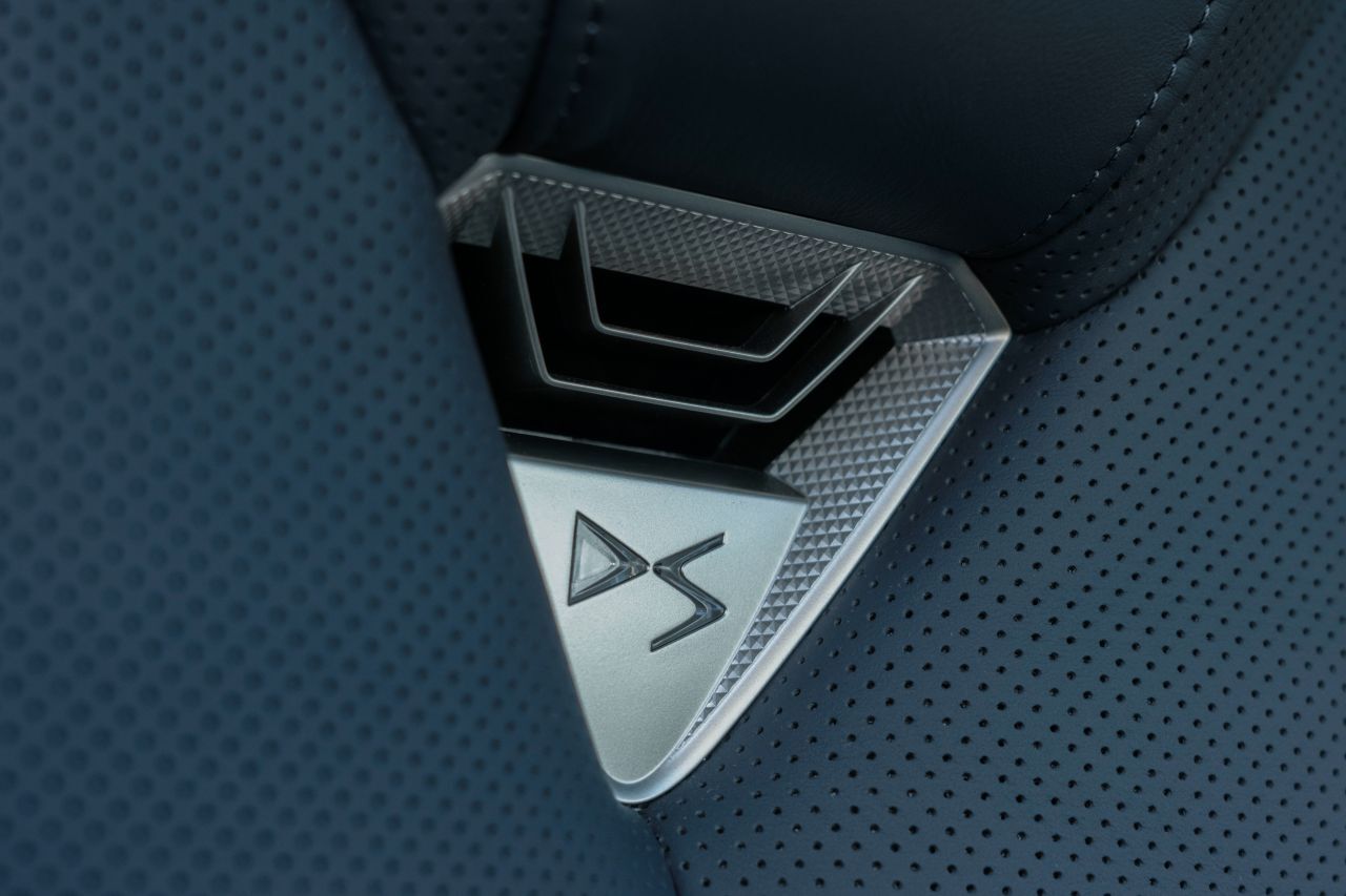 Leuchtende DS-Logos in den Vordersitzen, Metall mit haptischen Mustern.