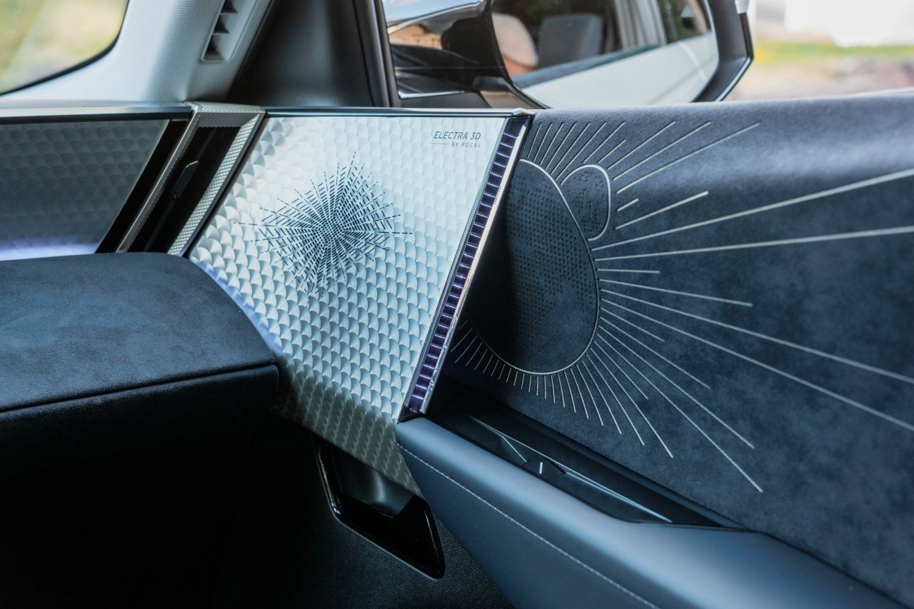 Jules Verne-Edition: Aluminium mit 30er-Jahre-Flair und Alcantara-Muster.