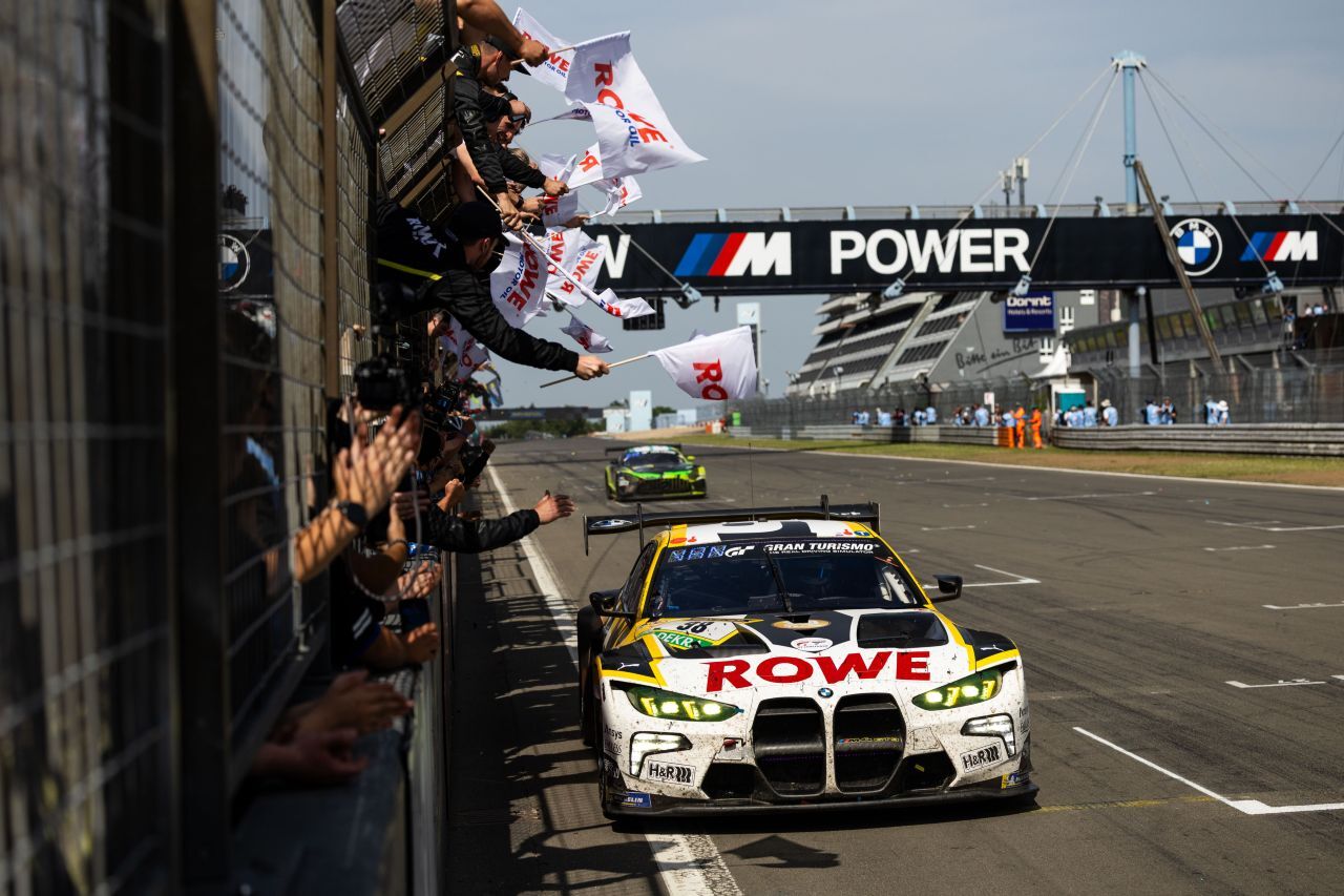 Sieger am Nürburgring: Kelvin van der Linde (RSA), Augusto Farfus (BRA), Jesse Krohn (FIN) und Raffaele Marciello (SUI), BMW.