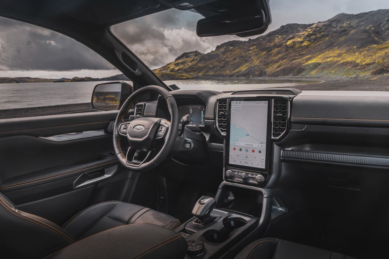 Von wegen Laster-Pragmatismus: Der Arbeitsplatz des Ford Ranger PHEV ist ausgestattet wie ein Pkw-Cockpit und auch digital gut bestückt.