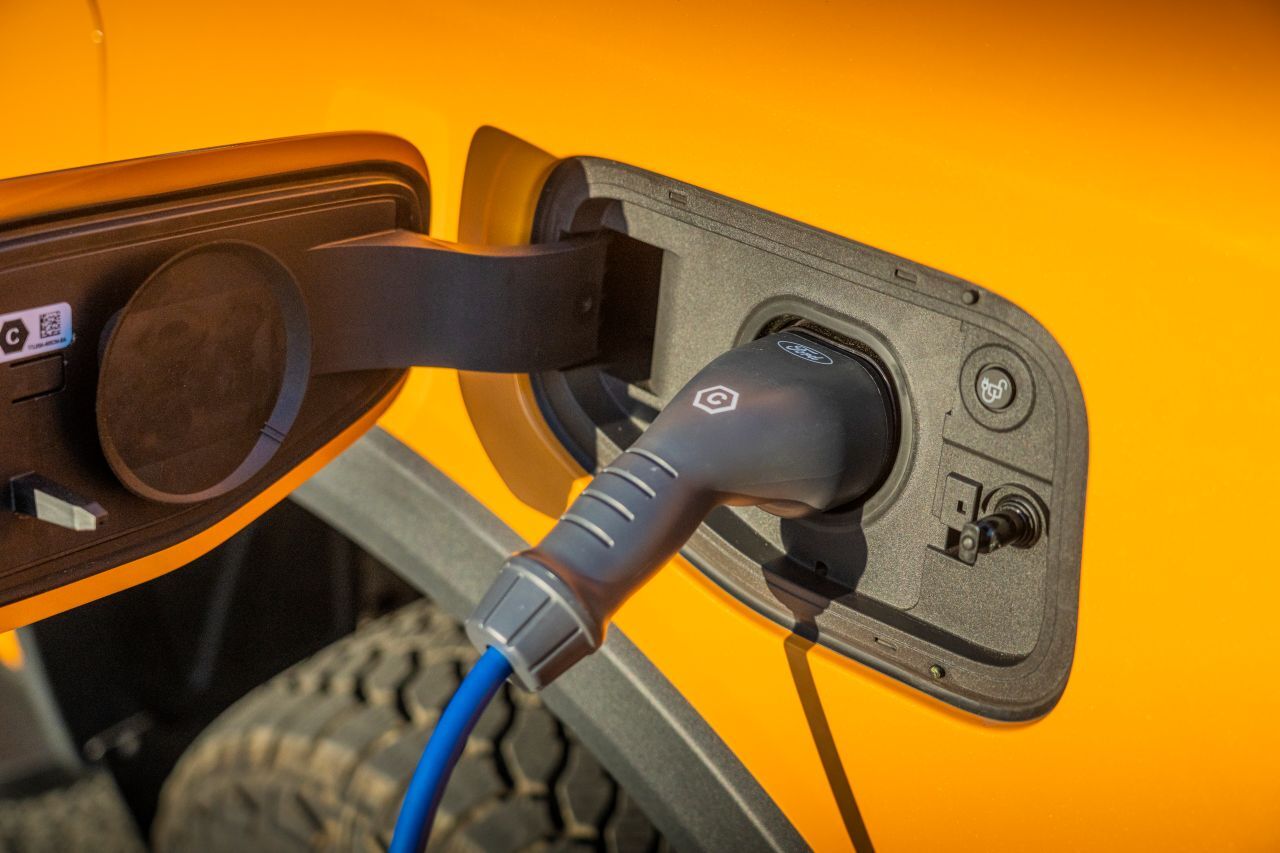 Geladen wird ein Lithium-Ionen Akku mit 11,8 KW Nettokapazität.