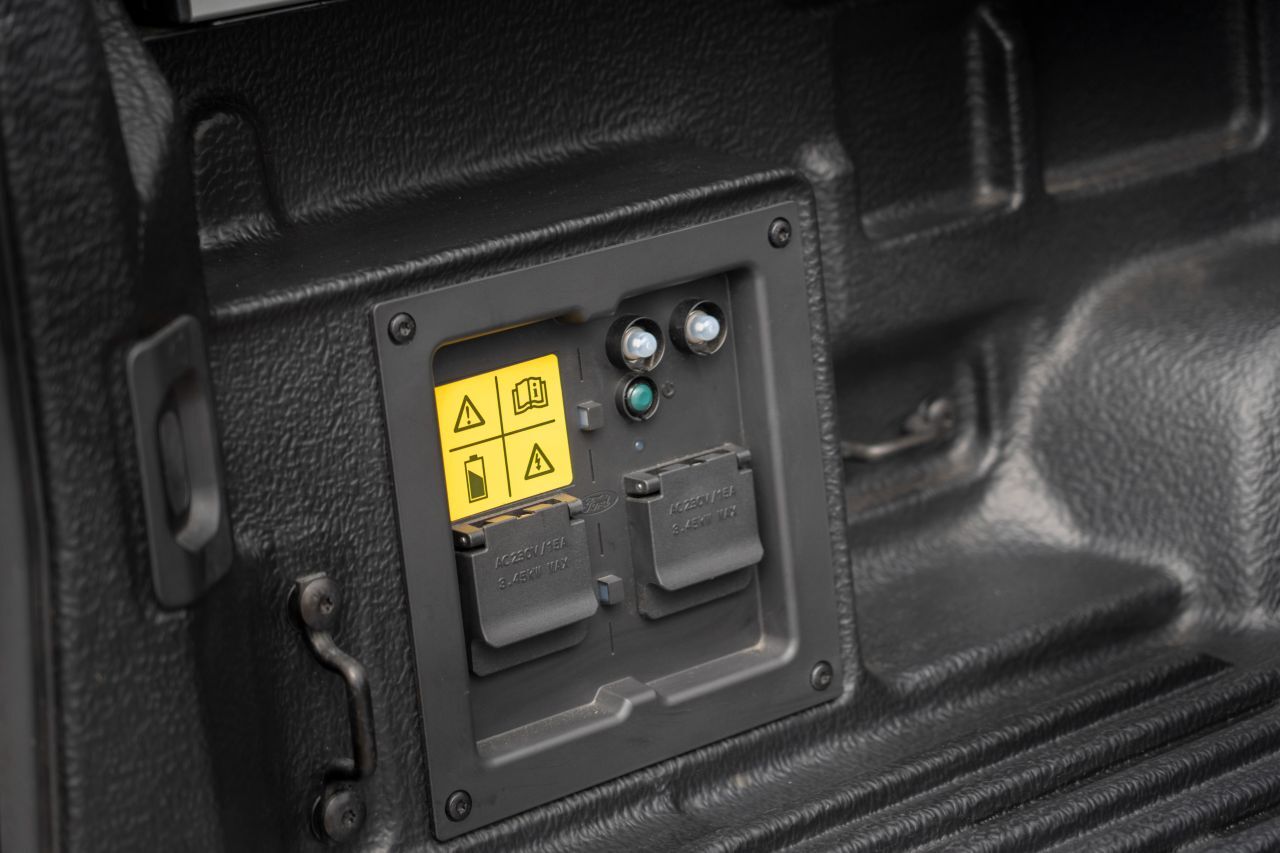 Zwei Steckdosen auf der Ladefläche haben 6,9 kW Ausgangsleistung.