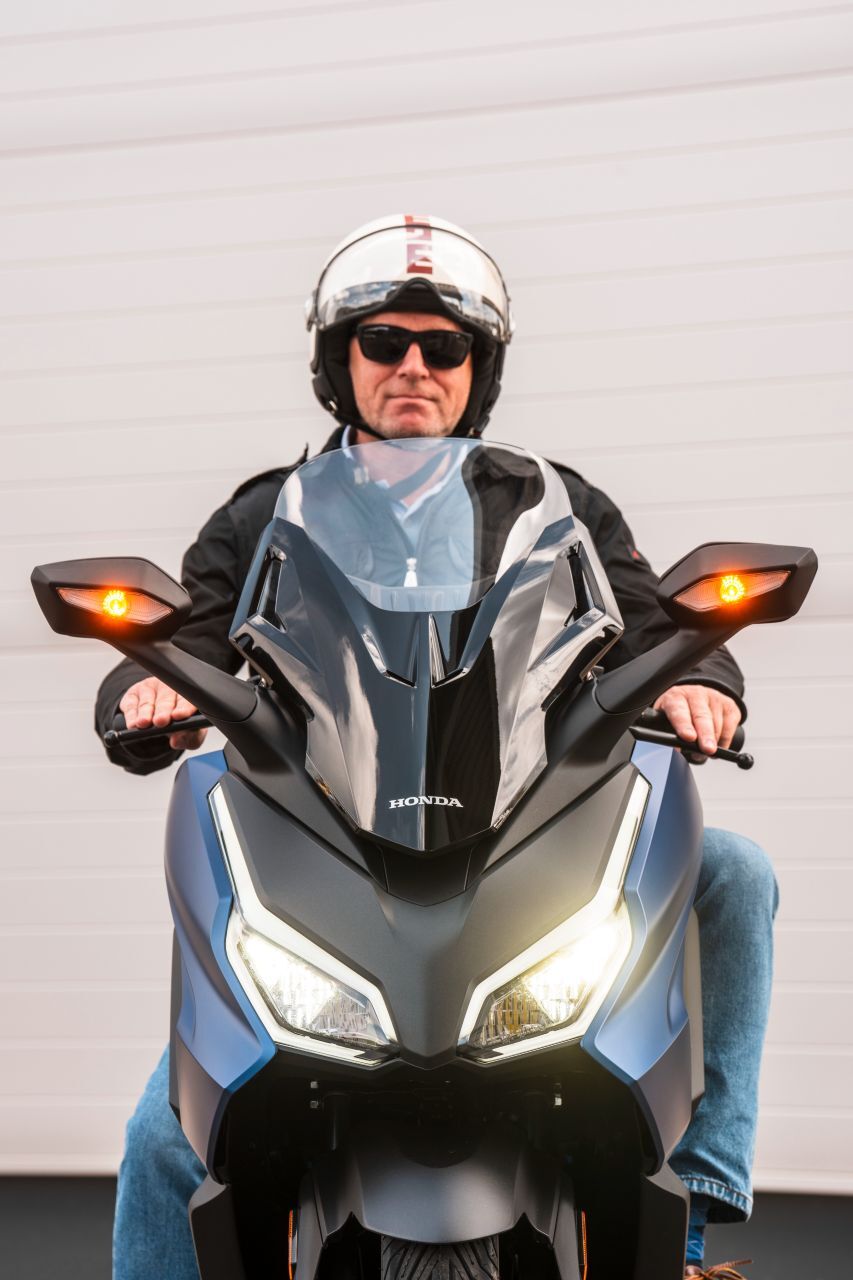 Licht-Spiele: Neue Leucht-Grafik. Top: Elektrisch verstellbares Windschild.