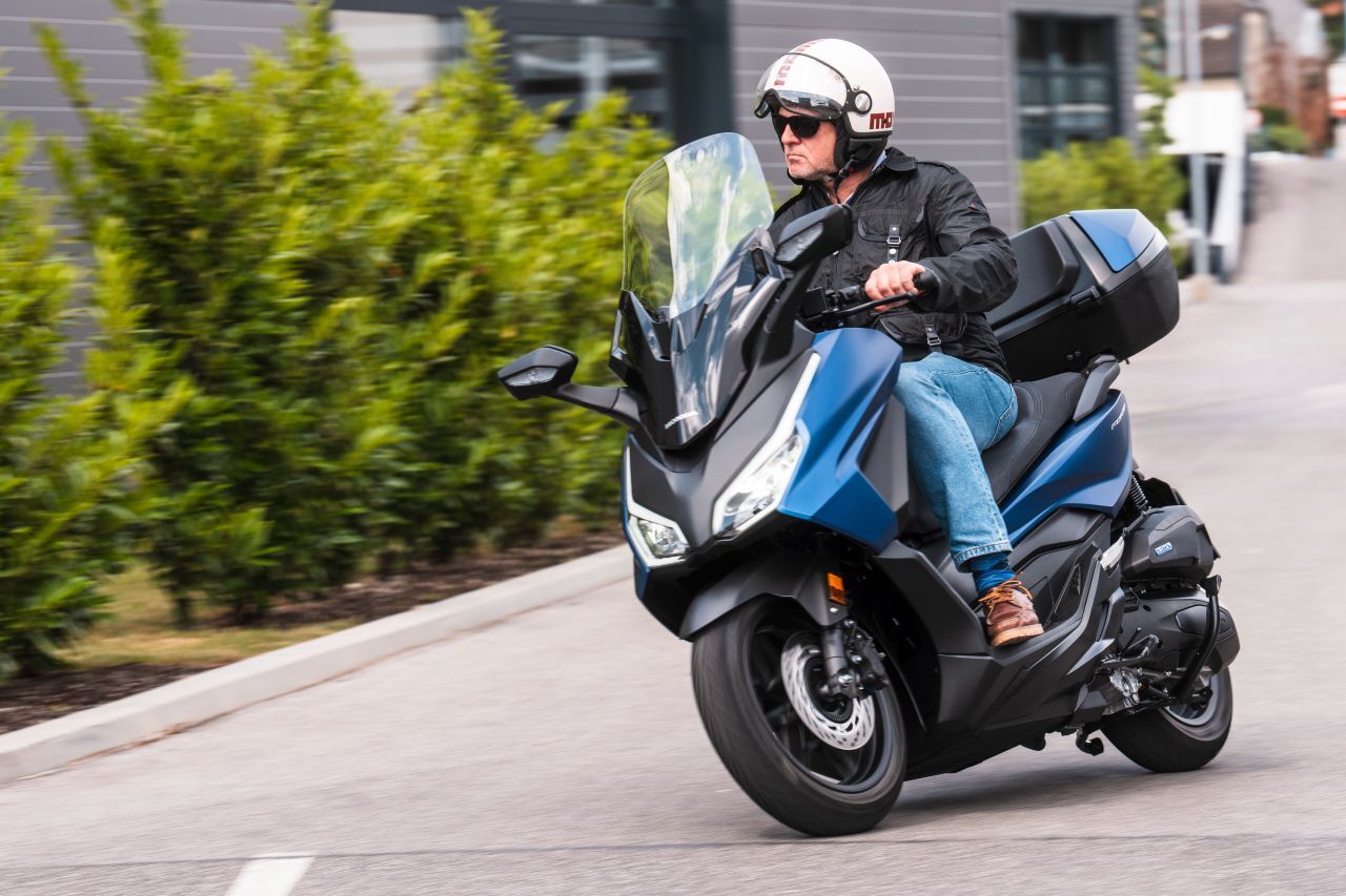 Fazit von Motorprofis-Tester Stefan Pabeschitz: „Sowohl die Preis-Leistungs-Frage als auch praktisch jeden Komfort-Vergleich kann der Forza 125 für sich entscheiden. Die hohe Funktionalität, mit der Honda neue Features wie die Smartphone-Anbindung integriert, ist beachtlich.