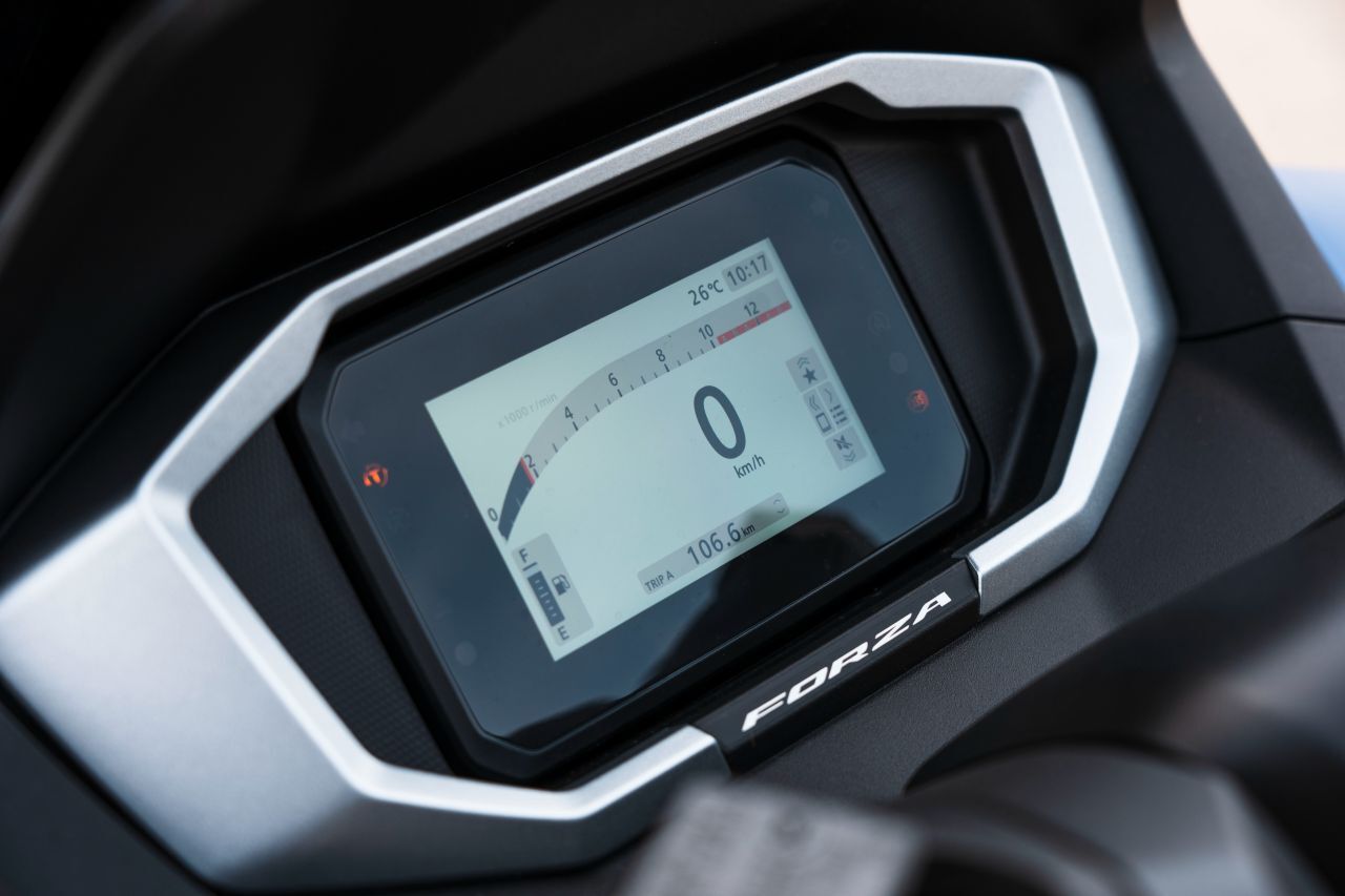 Das neue 5 Zoll TFT Display ersetzt die bisherigen Rundinstrumente. Smartphone-Anbindung mit Sprachsteuerung via Helm-Intercom ist ebenfalls möglich.