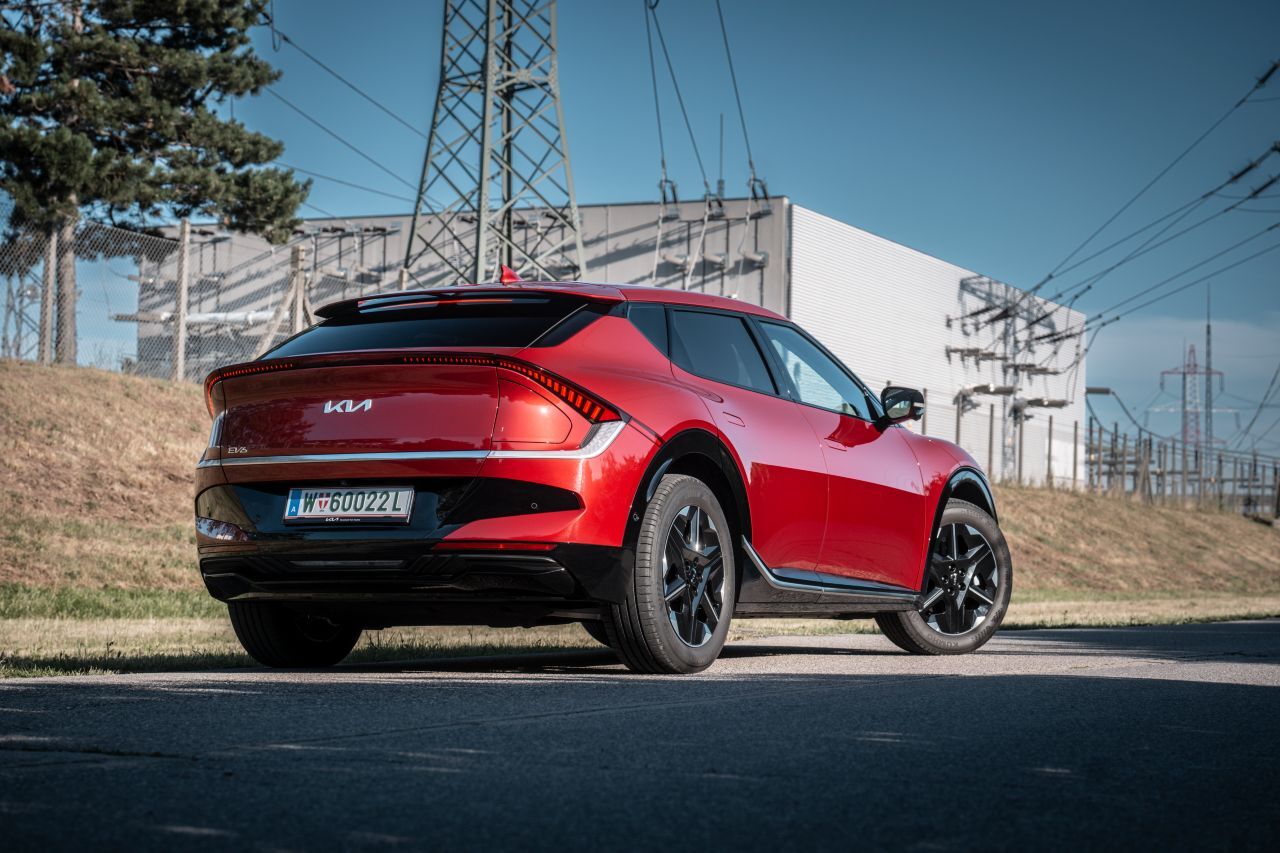 Der EV6 ist ein knapp 4,70 Meter langes Mittelklasse-Crossover-Konzept für Individualisten, die ein bisschen Spektakel ganz gut finden.
