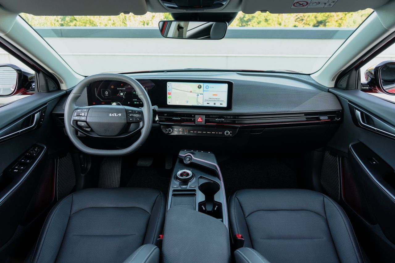 Der Fahrer hat einen großen Bildschirm mit Infodisplay und Touchscreen vor sich.
