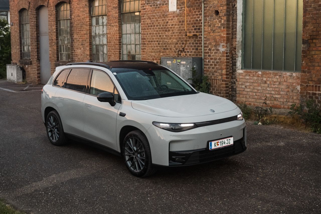Leapmotor wurde von Techniker Zhu Jiangming gegründet. Der C10 ist ein 4,74-Meter-SUV in zwei Varianten – beide mit E-Antrieb, eine mit Range Extender.