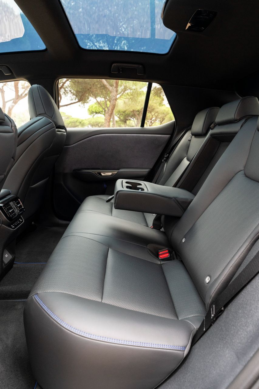 Reihe zwei ist den Cockpit-Sitzen in Sachen Bequemlichkeit ebenbürtig.