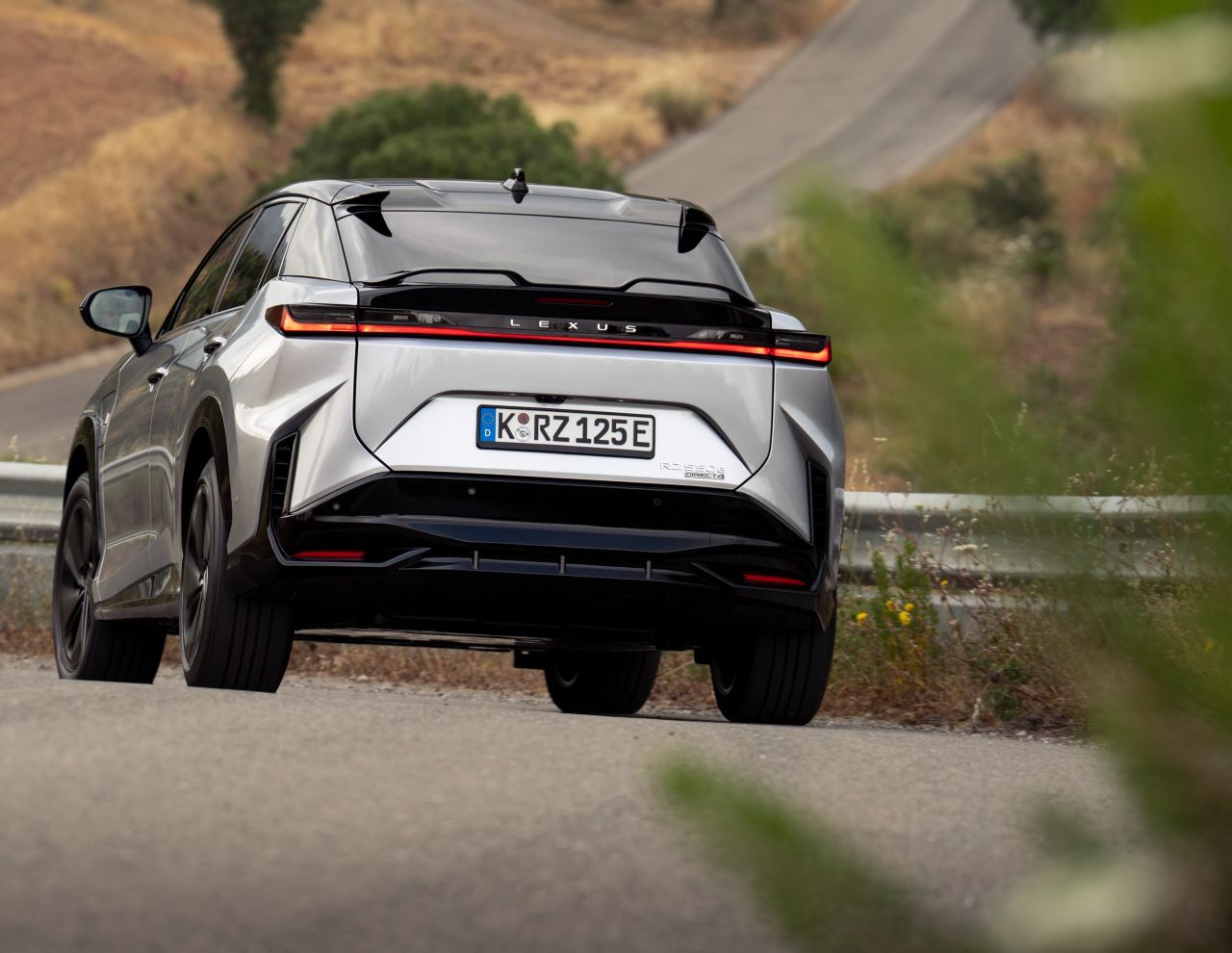 Mehr Live-Erlebnis statt Elektro-Sterilität: Der 550e F-Sport ist serienmäßig mit Yoke-Lenkrad, Steer by Wire-Übertragung und Schalt-Simulation ausgestattet.