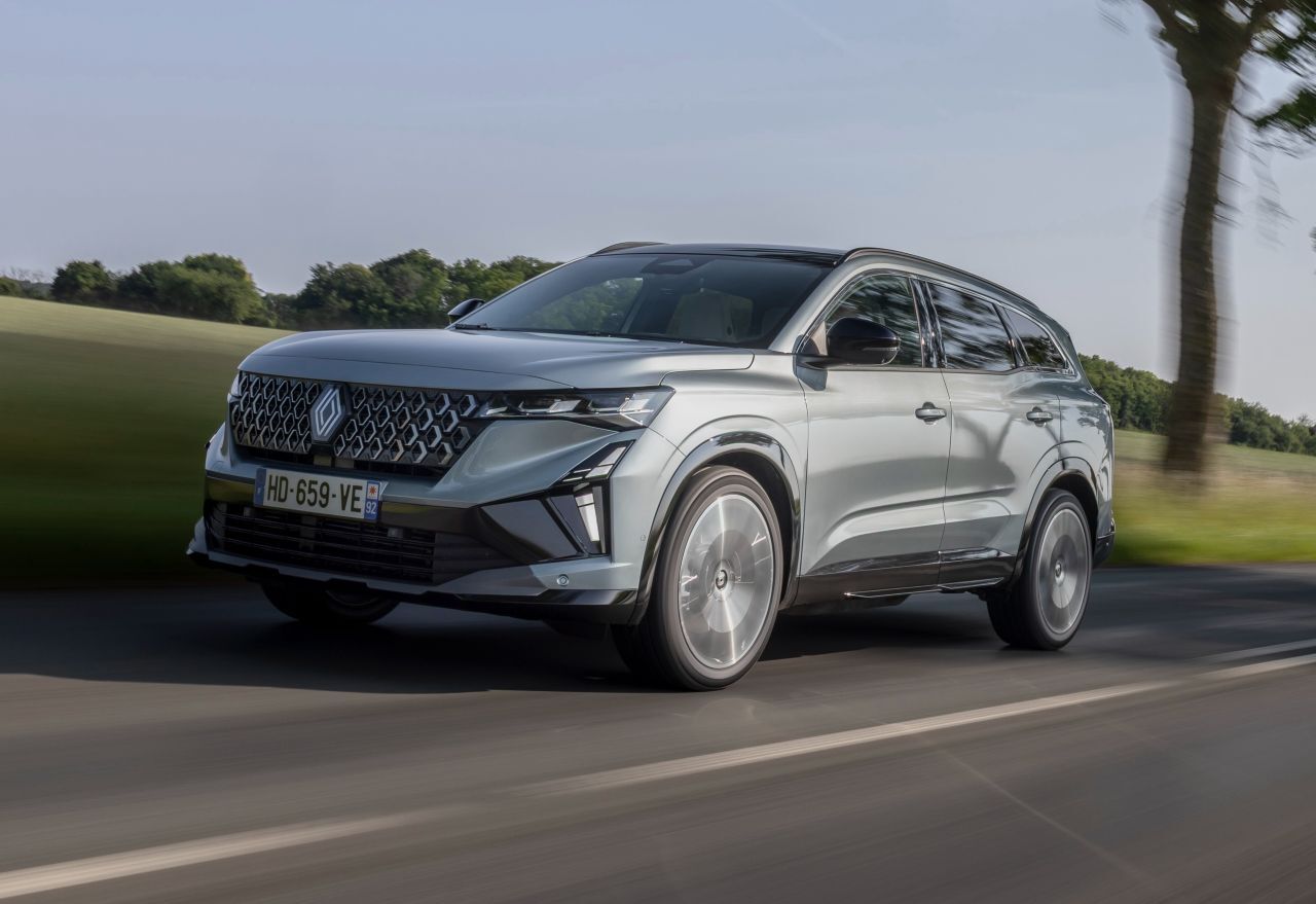 Facelift nach nur zwei Jahren: Der Renault Espace fährt mit neuer Frontpartie und an-derer Lichtsignatur in die zweite Jahreshälfte 2025.