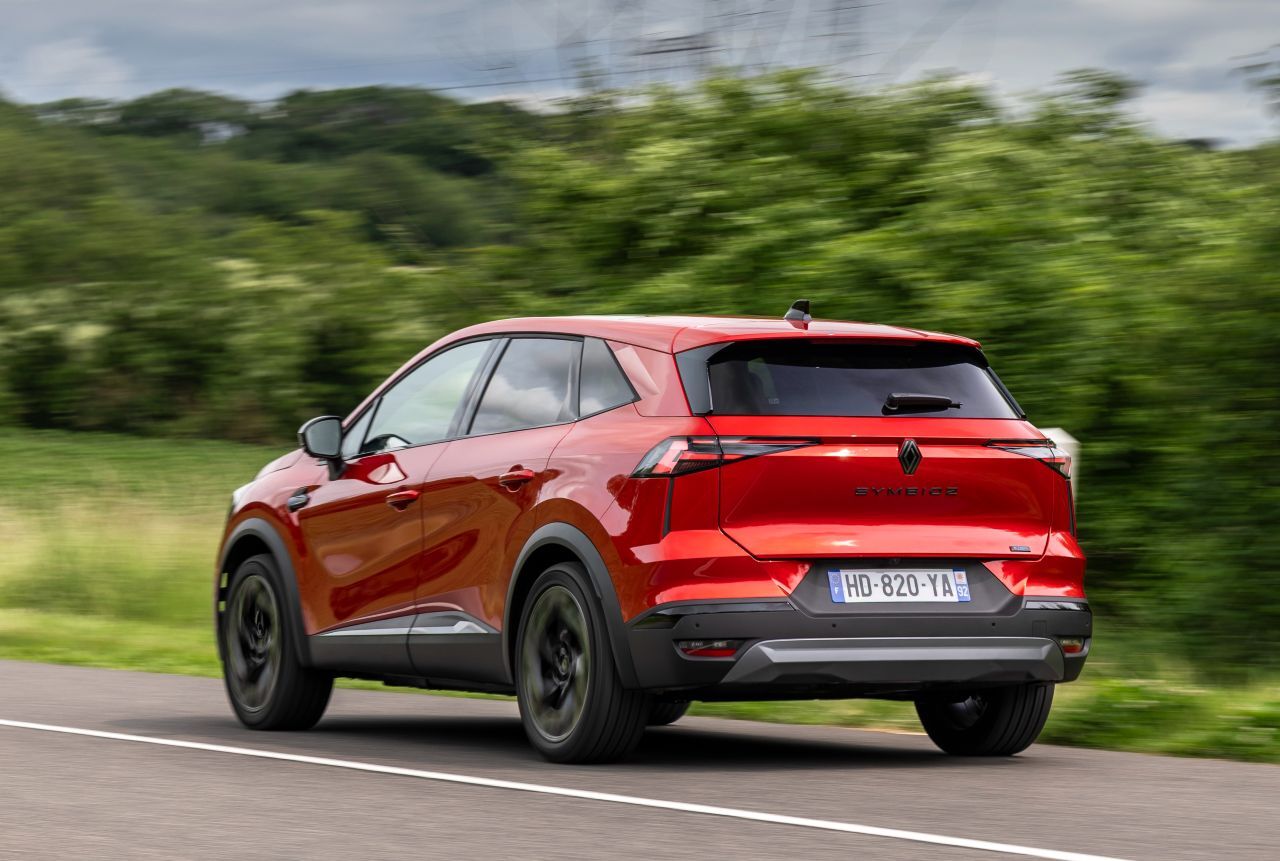 Der Renault Symbioz mit 160 statt bisher 145 PS ist äußerlich unverändert – aber mit einer neuen Generation Hybrid-Antrieb unterwegs.