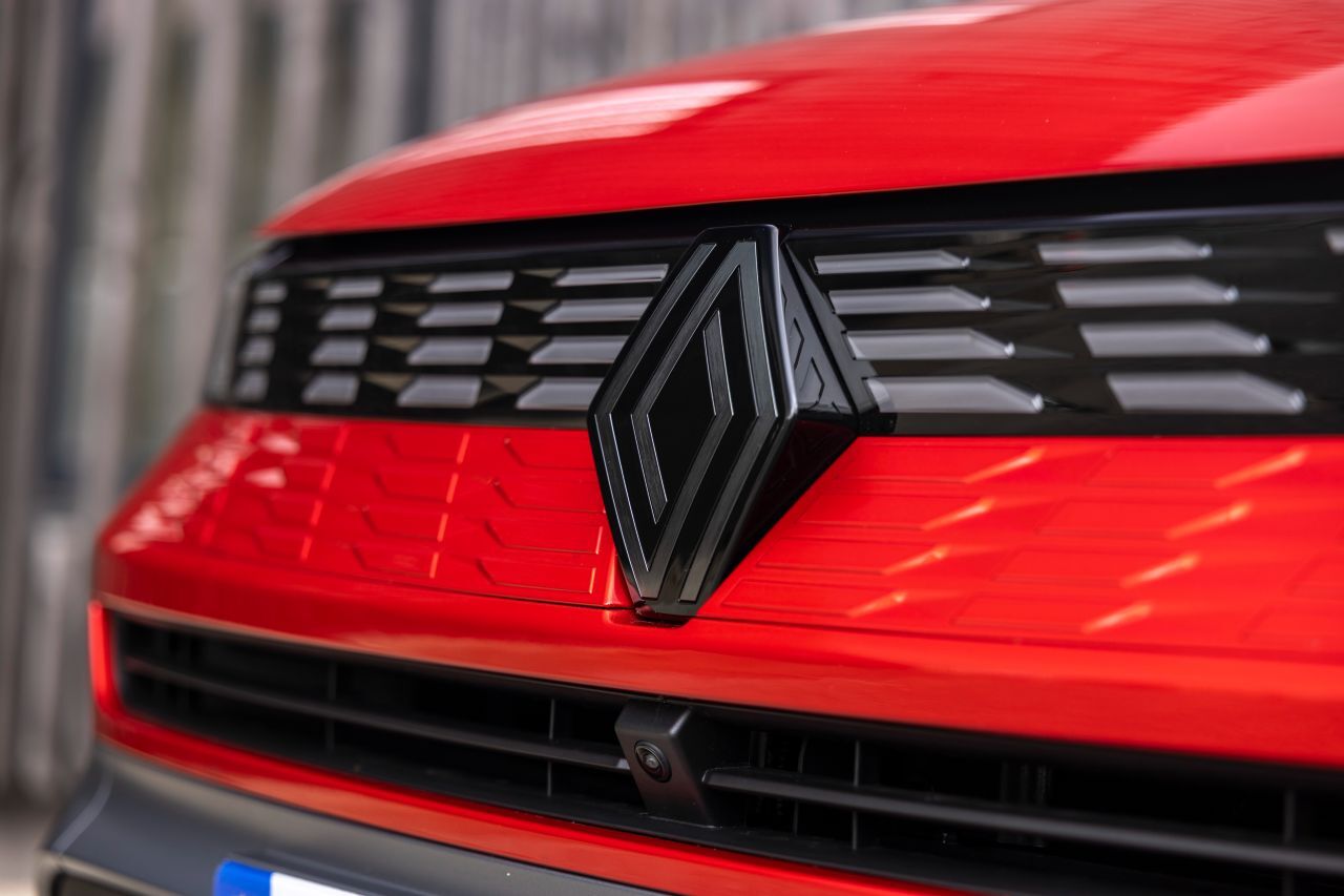Markant auch im Detail: Dreidimensionales Logo und moderner Grill.