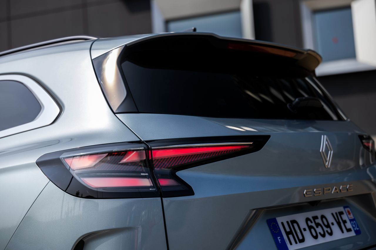 Hochwertige LED-Lichtanlagen hinten …