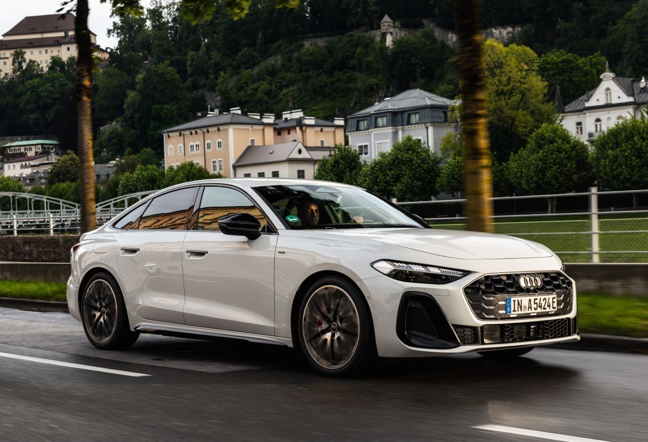 Der Limousine gibt das schnittige neue Fließheck eine Coupé-Anmutung. Mit 4,82 Metern Länge ist das Mittelklassemodell ziemlich groß gewachsen.
