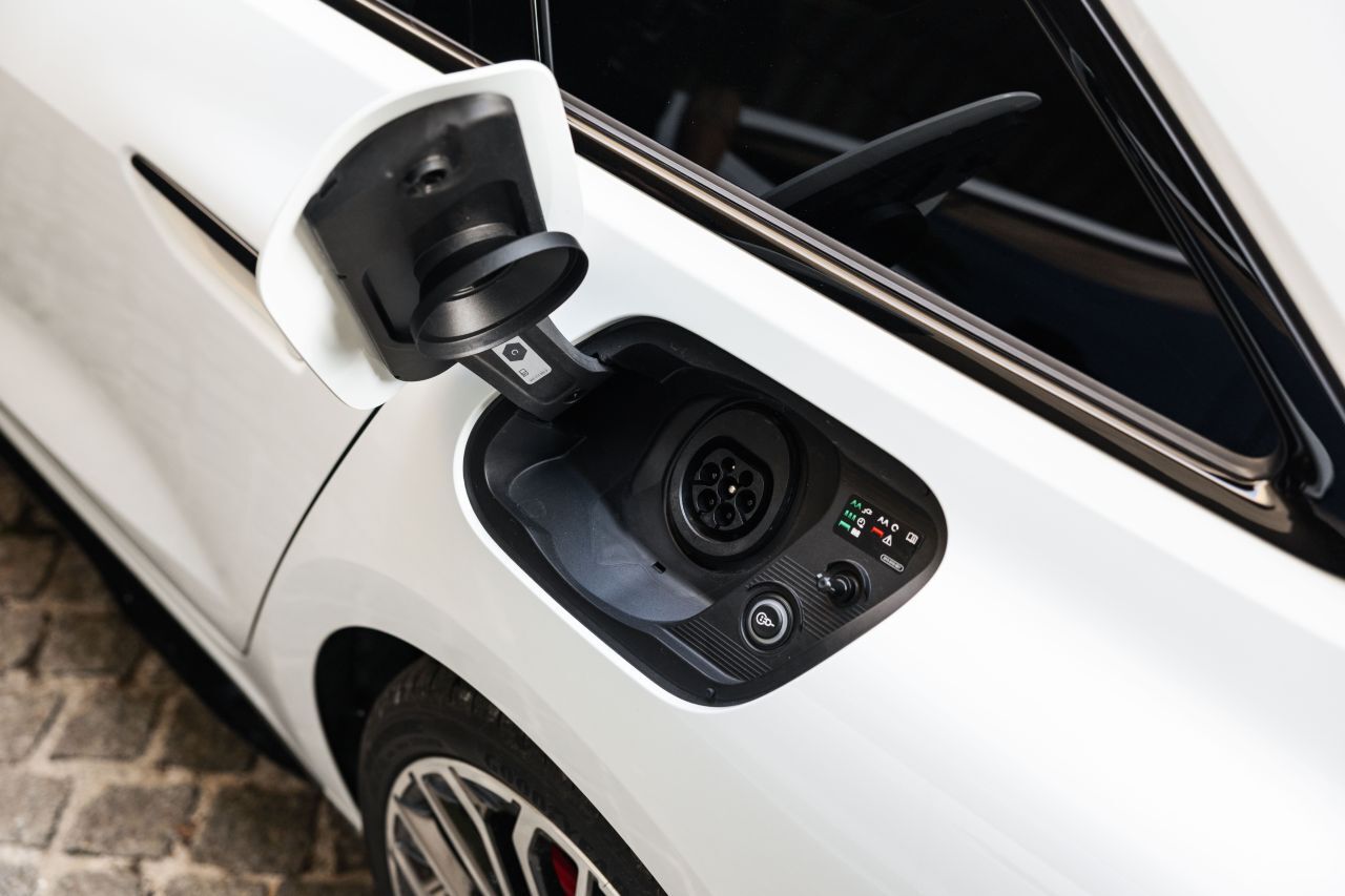 Geladen wird mit bis zu 11 kW, elektrisch gefahren bis zu 108 Kilometer.
