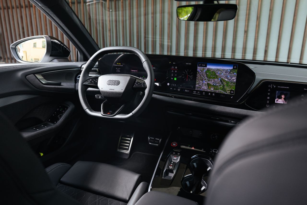 Das gebogene MMI-Panoramadisplay dominiert das Cockpit. Ein eigenes, zusätzliches Display steht optional dem Beifahrer zur Verfügung.