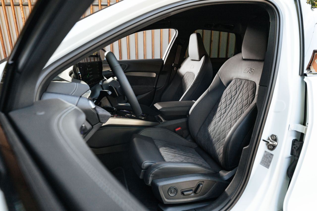 S-Line-Sportsitze mit rutschfestem Material und typischer Audi-Steppung im Zentrum.