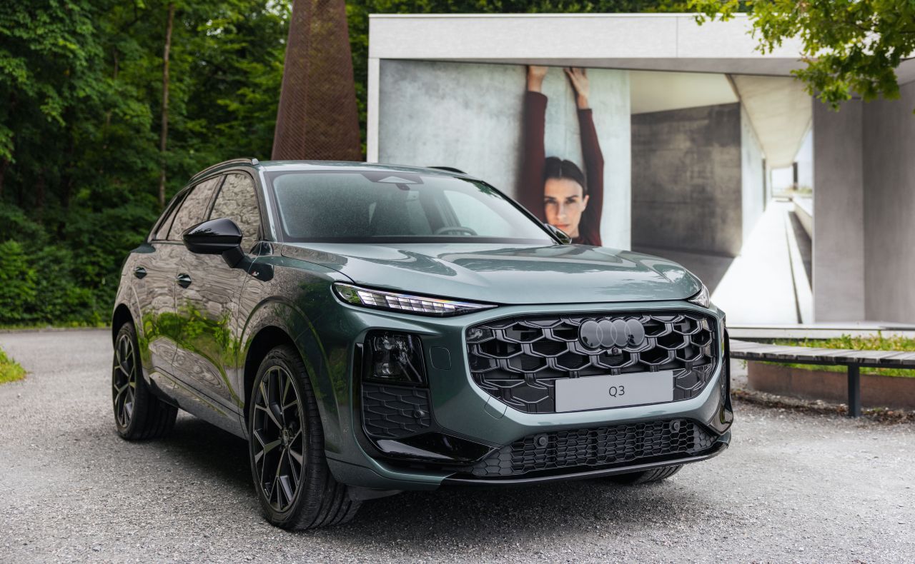 Der Q3 startet bei 46.900 Euro für den TFSI und den TDI mit jeweils 150 PS. Die PHEV-Variante Q3 e-hybrid mit 272 PS und 120 Kilometern elektrischer Reichweite kostet nur 3.000 Euro mehr. Zudem gewährt Audi Rabatte für bestimmte Ausstattungspakete, etwa den Business-Plus-Bonus von 1.500 Euro.