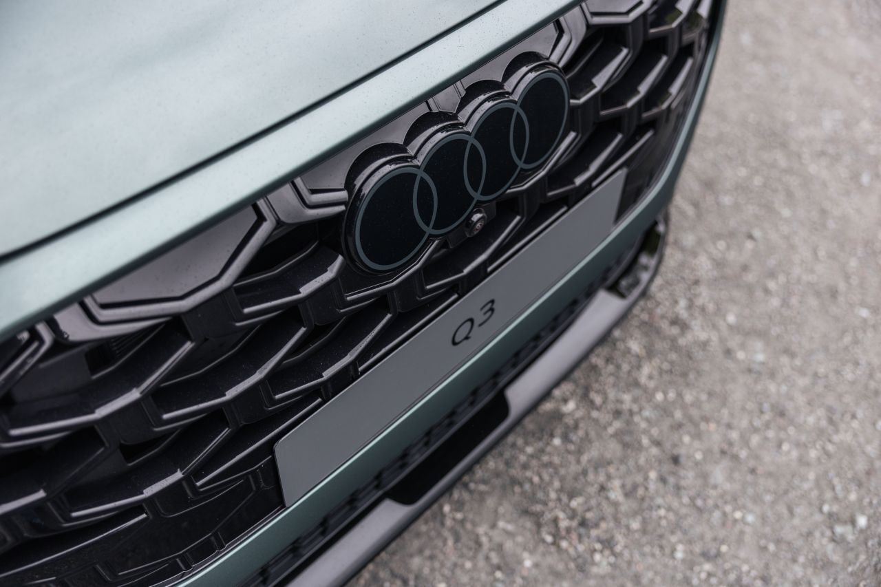Das Exterieurpaket Schwarz betrift auch den Grill inklusive Audi-Ringe.