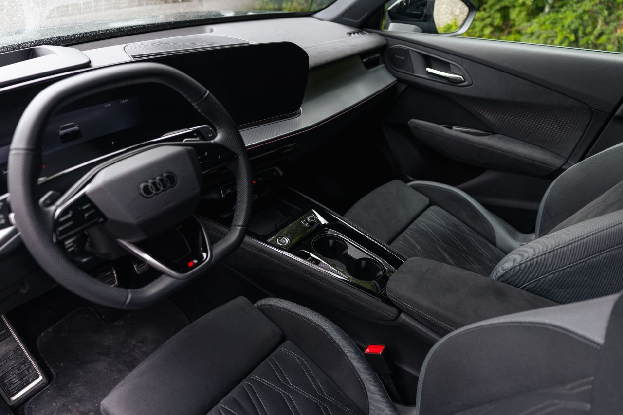 Vor dem Fahrersitz spannt sich das Panorama Display mit 11,9 Zoll großem Kombiinstrument und 12,8 Zoll großem Touch-Display.