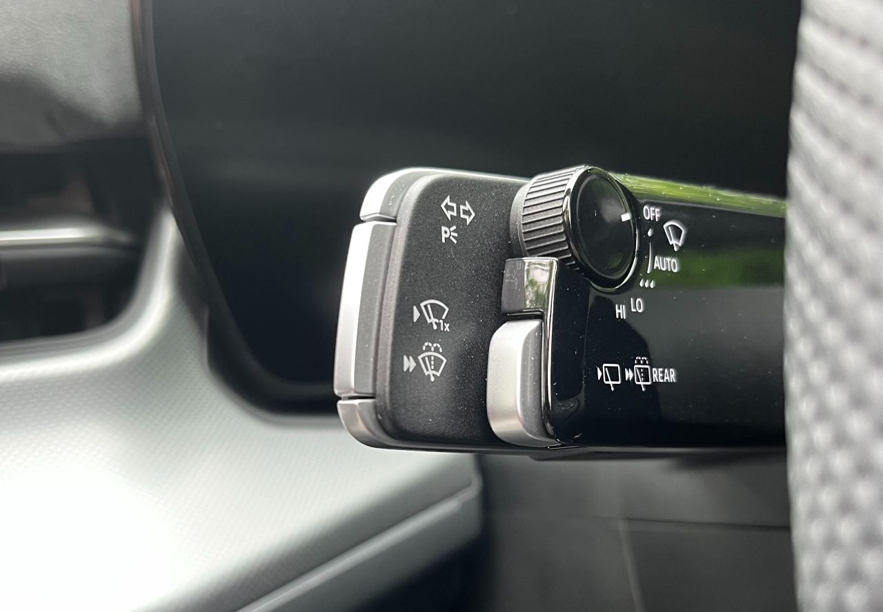 Ein neues Instrument, mit dem wie bisher der Blinker aktiviert werden kann, aber darüber hinaus auch die Scheinwerferfunktionen und der Scheibenwischer.