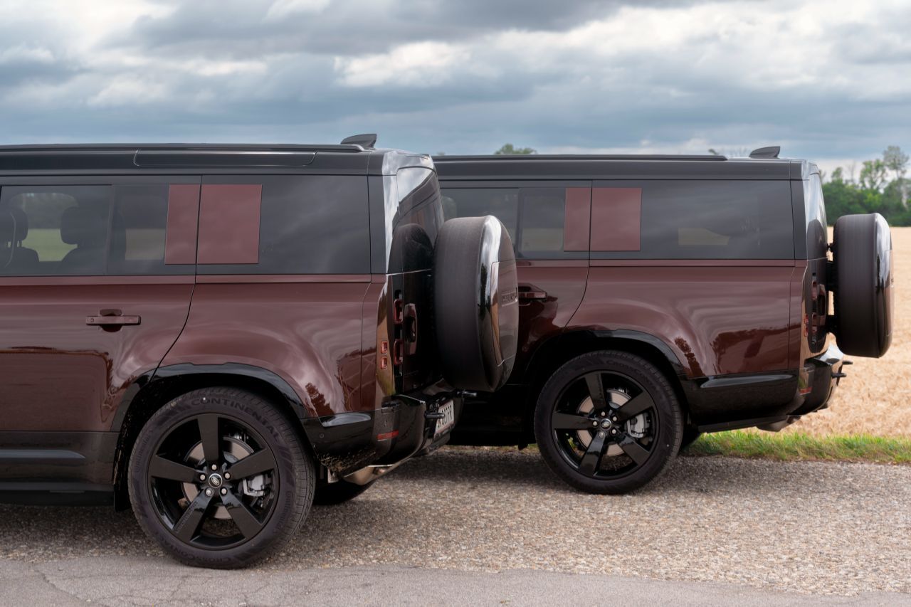 Auf die großzügigen Platzverhältnisse des Defender 110 legt der Defender 130 mit einem um 340 Millimeter verlängertem Heck noch was drauf.