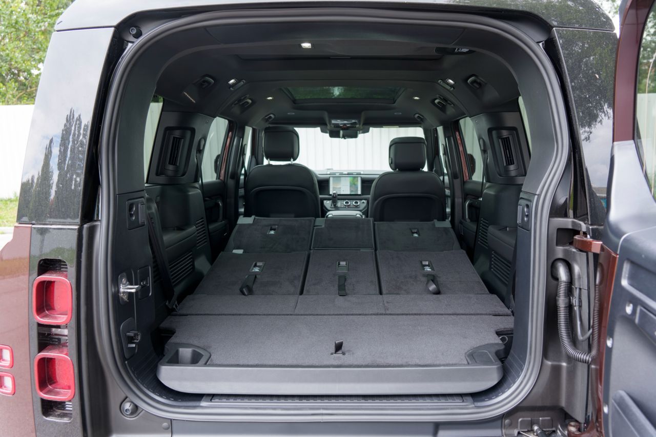 Defender 130: Flauschiger Teppich. Ein Einbauelement eleminiert die Stufe.