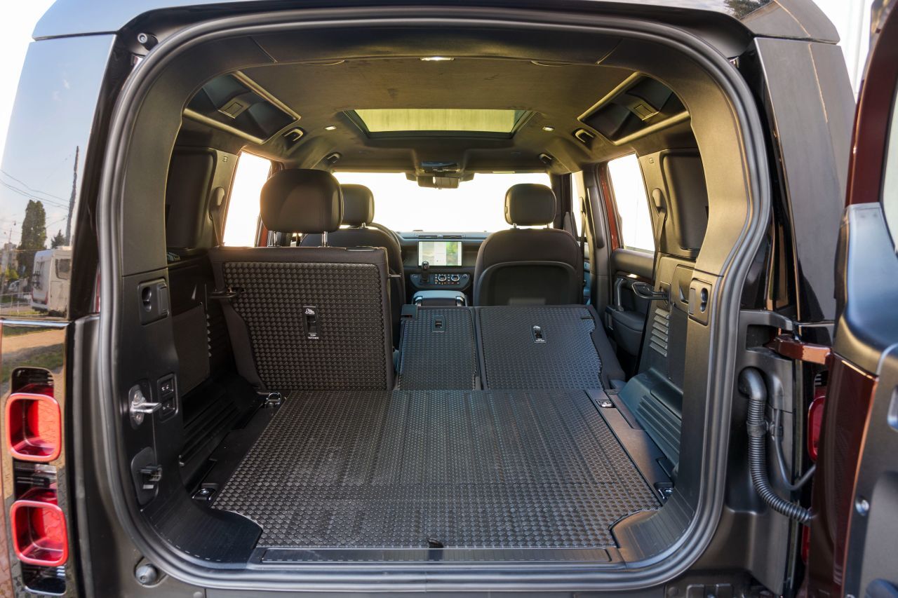 Defender 110: Abwaschbarer und auch optisch robuster Boden. Keine Stufe.