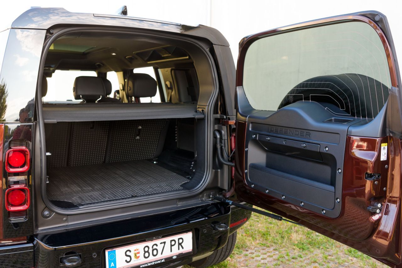 Defender 110-Laderaum bei fünfsitziger Konfiguration. Die Heckklappe wird von einer stufenlosen Stoßdämpfer- Arretierung gehalten.